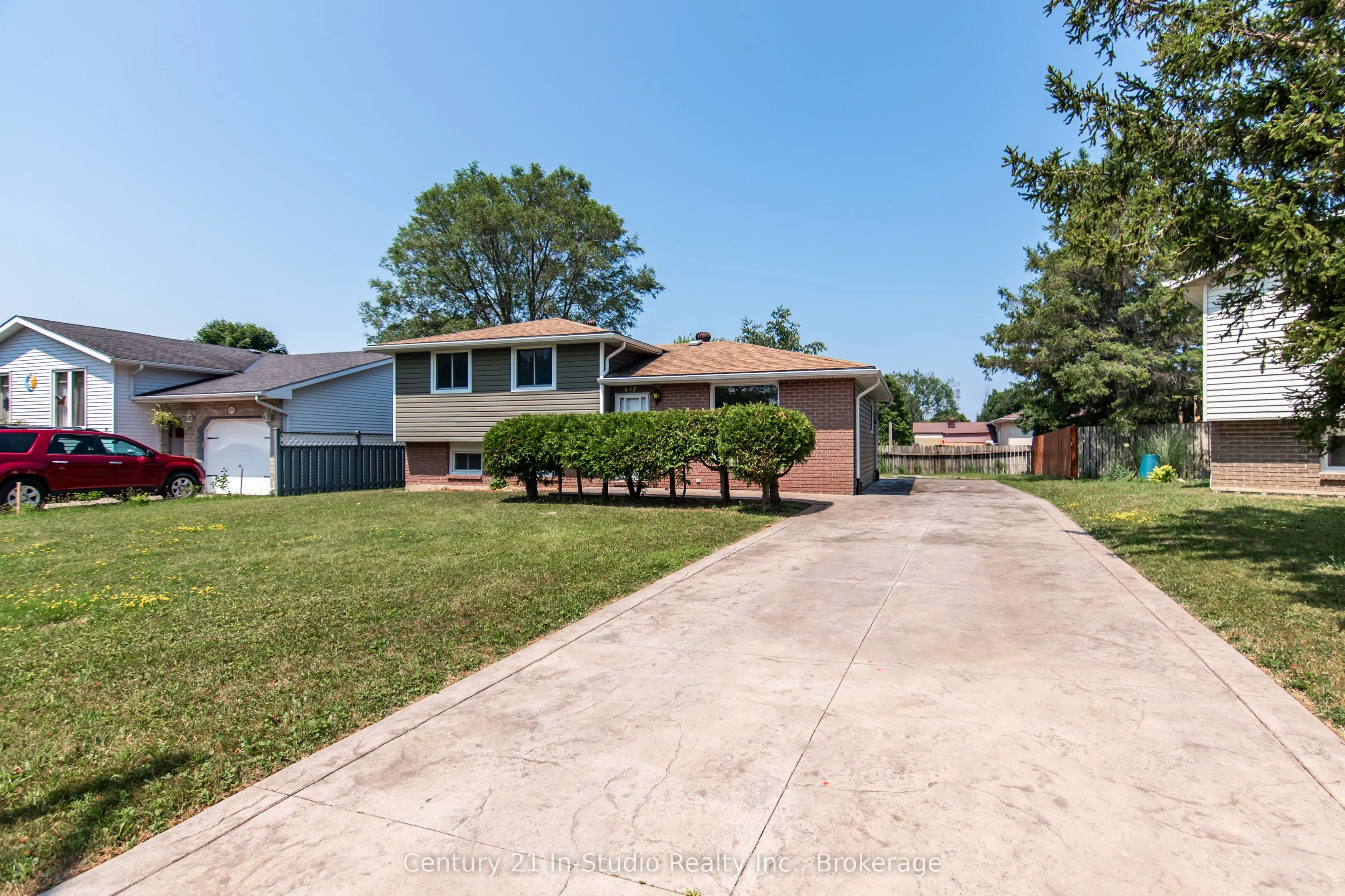 692 Johnston Crescent