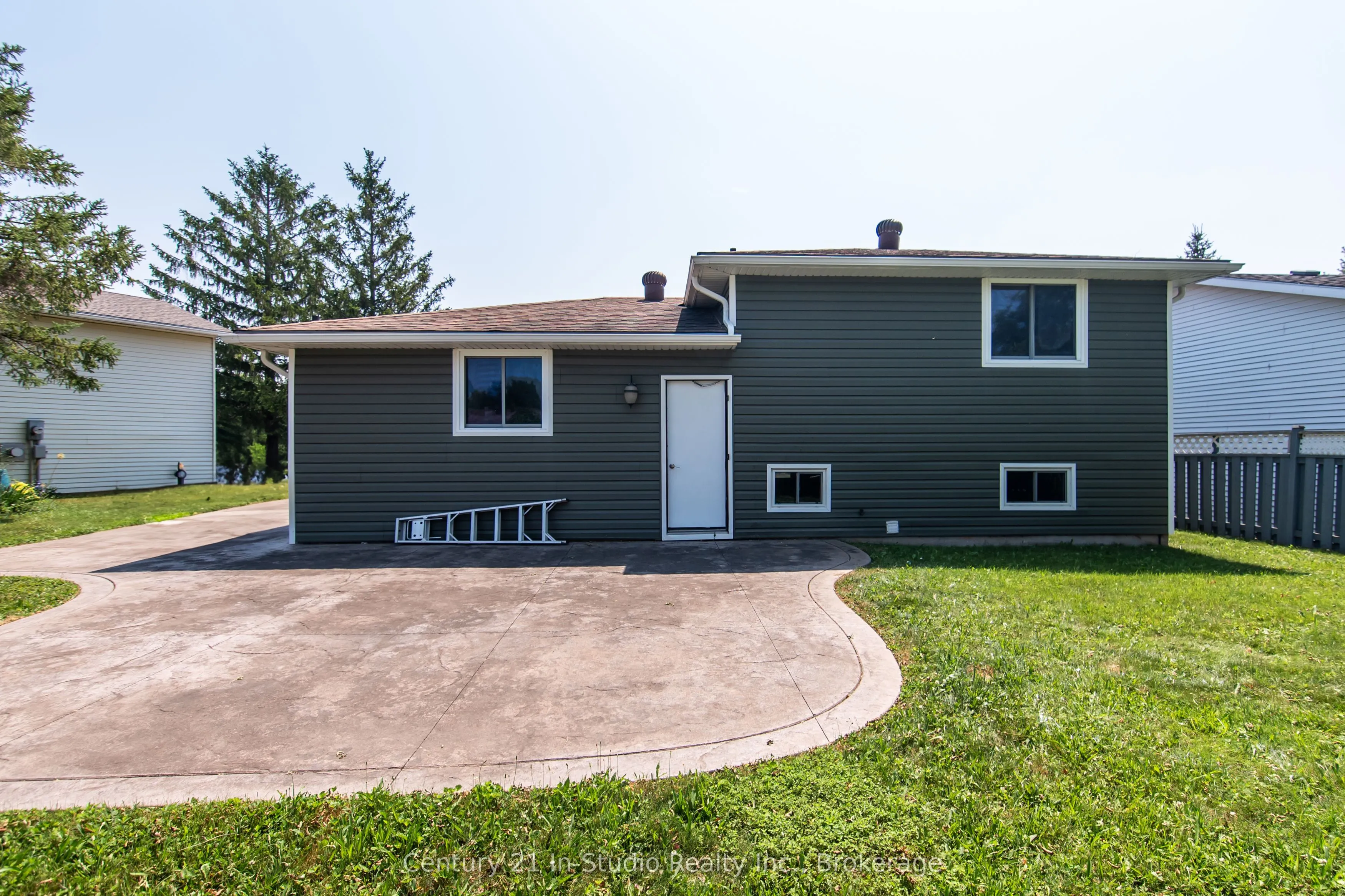 692 Johnston Crescent