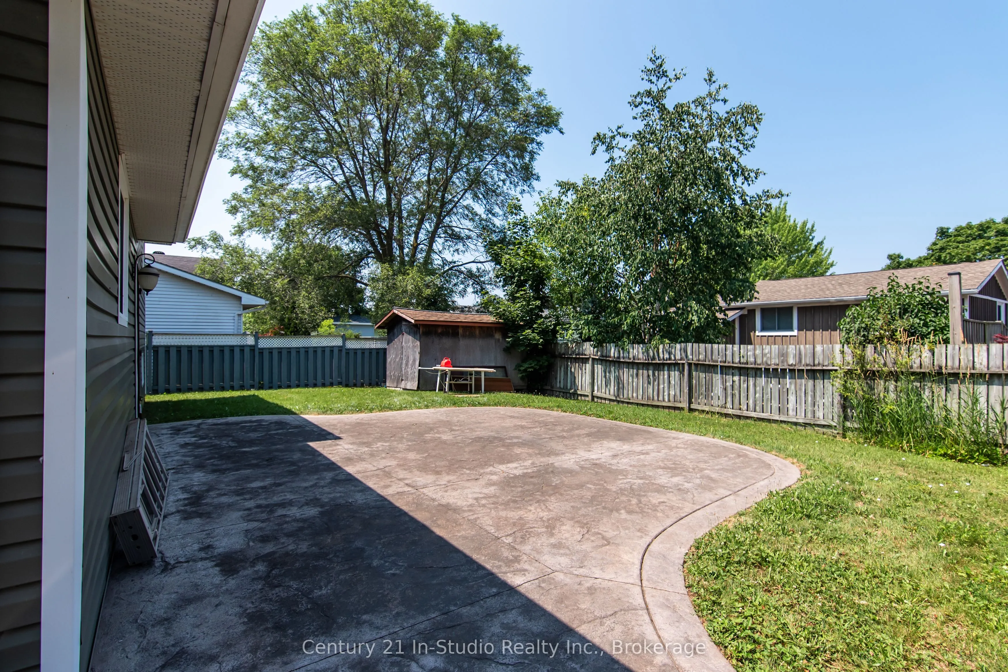 692 Johnston Crescent