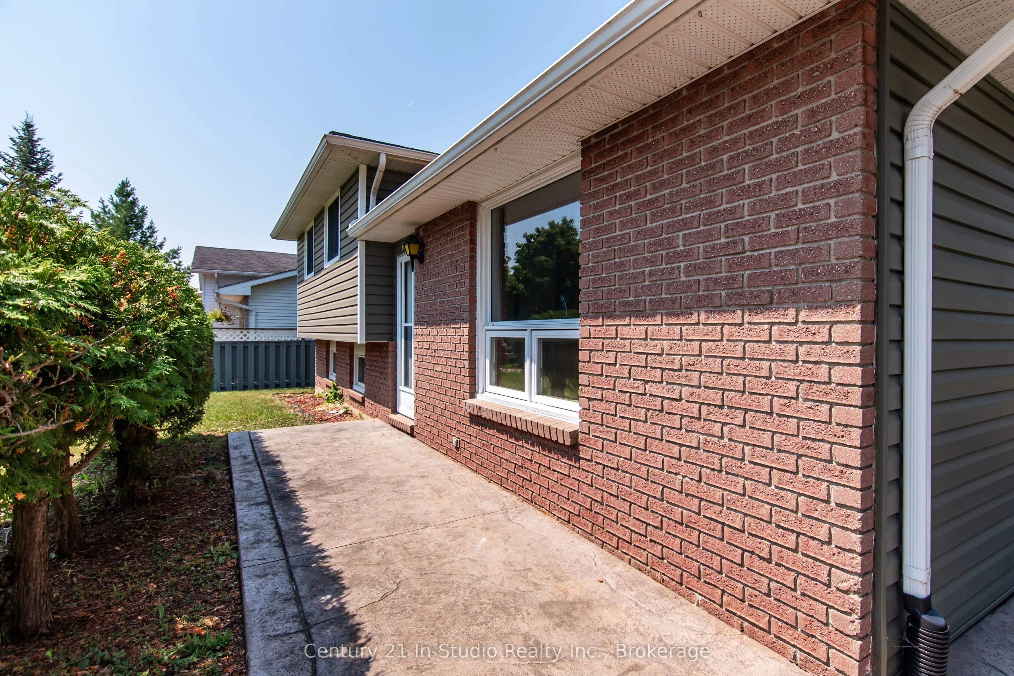 692 Johnston Crescent