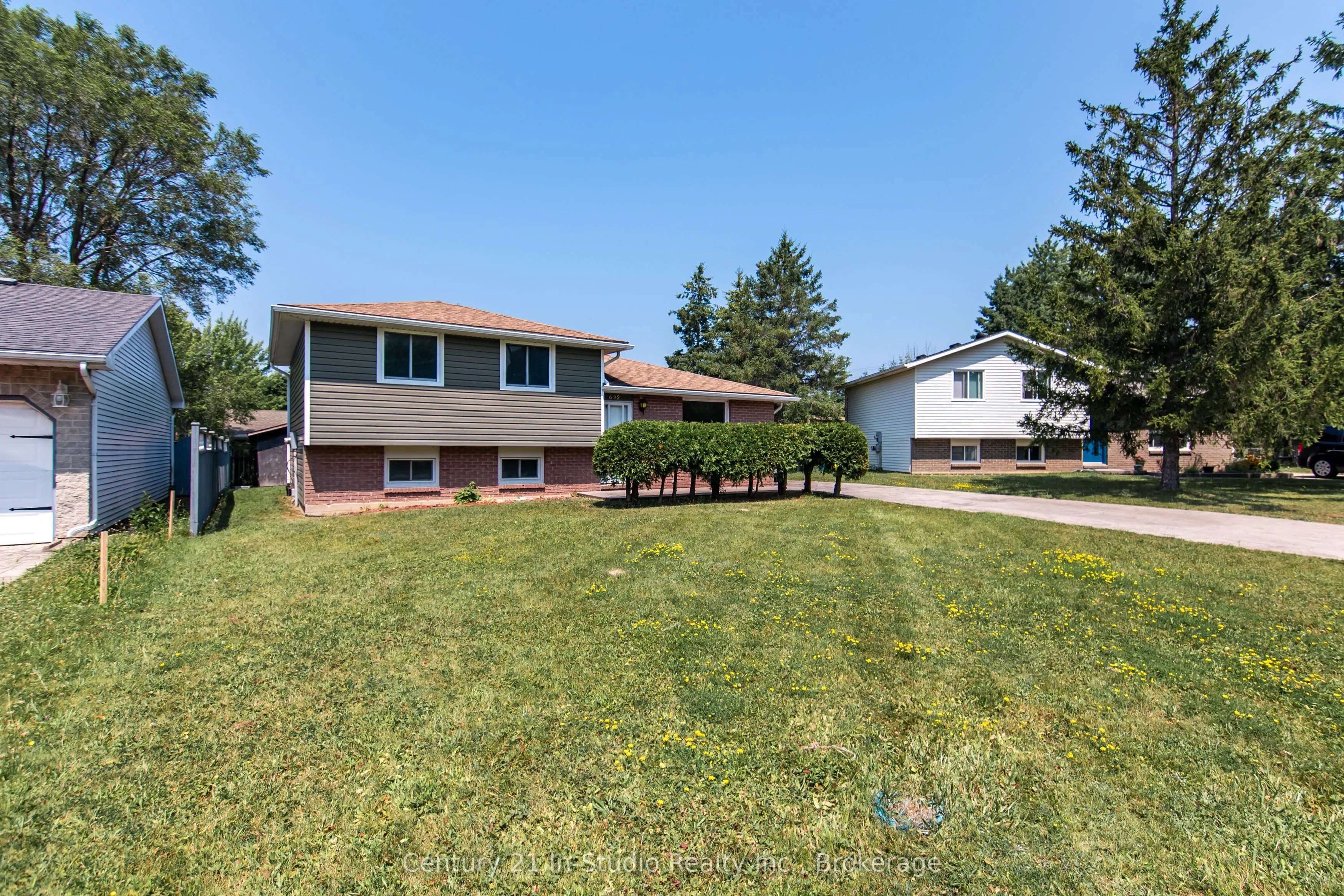 692 Johnston Crescent