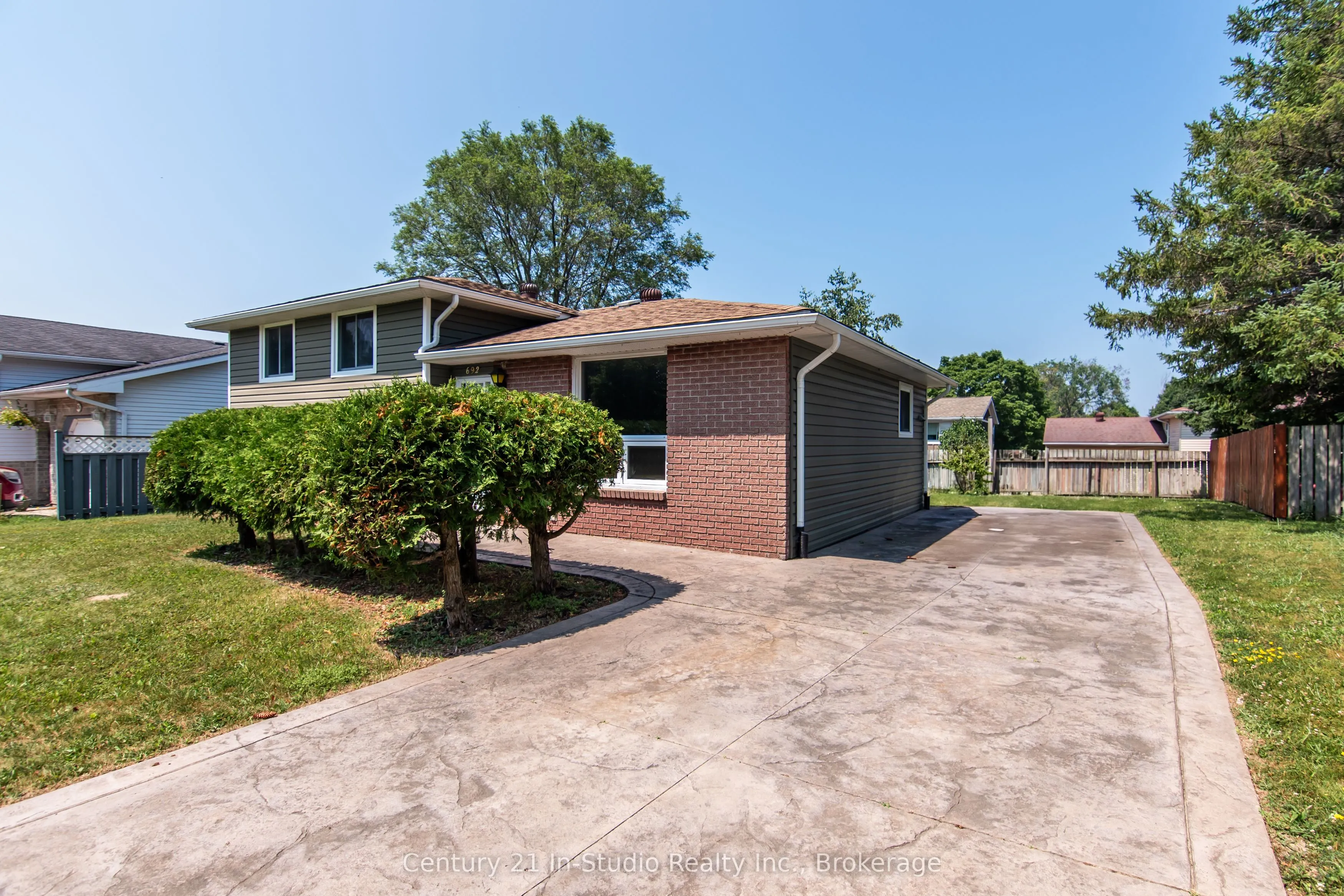 692 Johnston Crescent