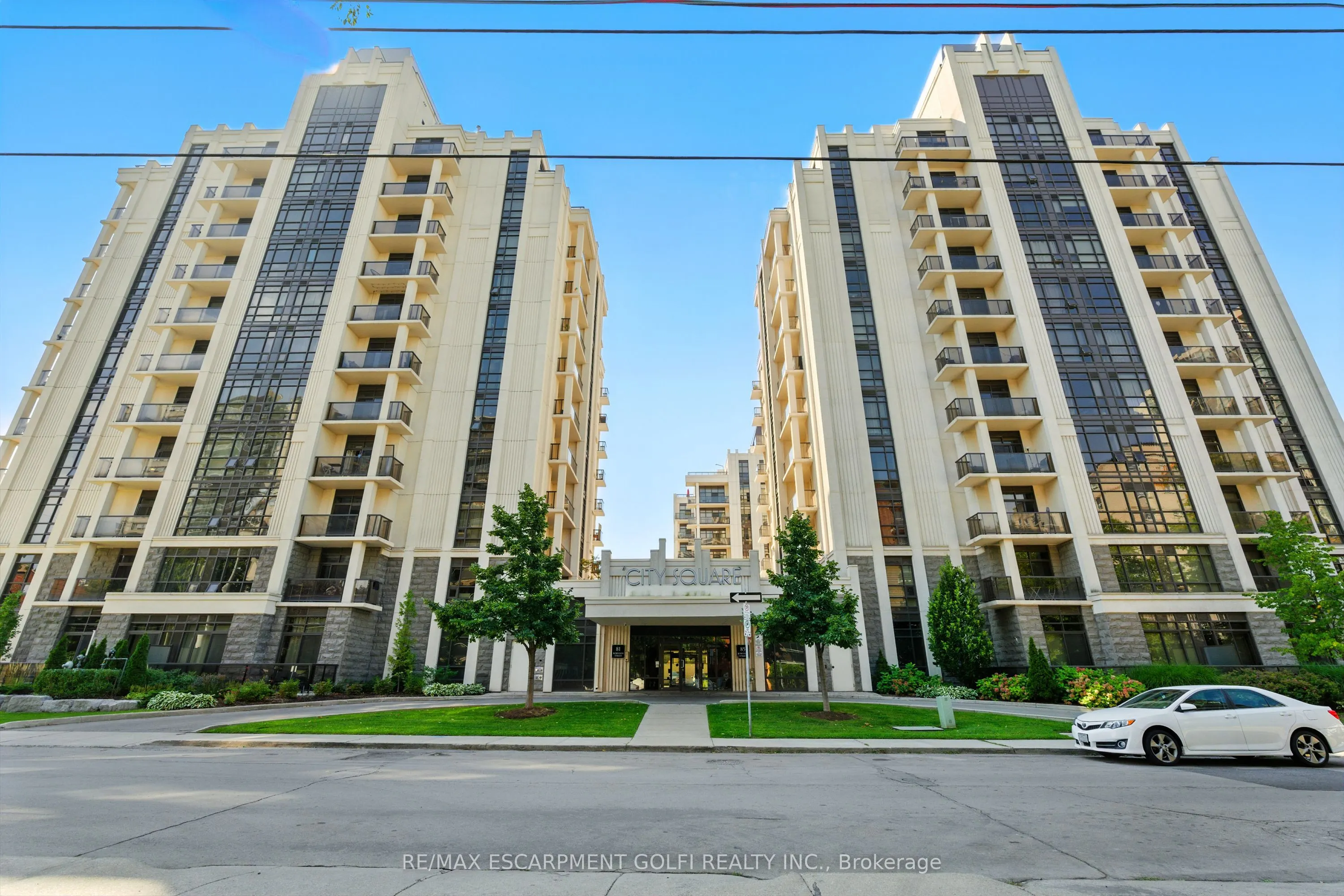 85 Robinson Street, #902