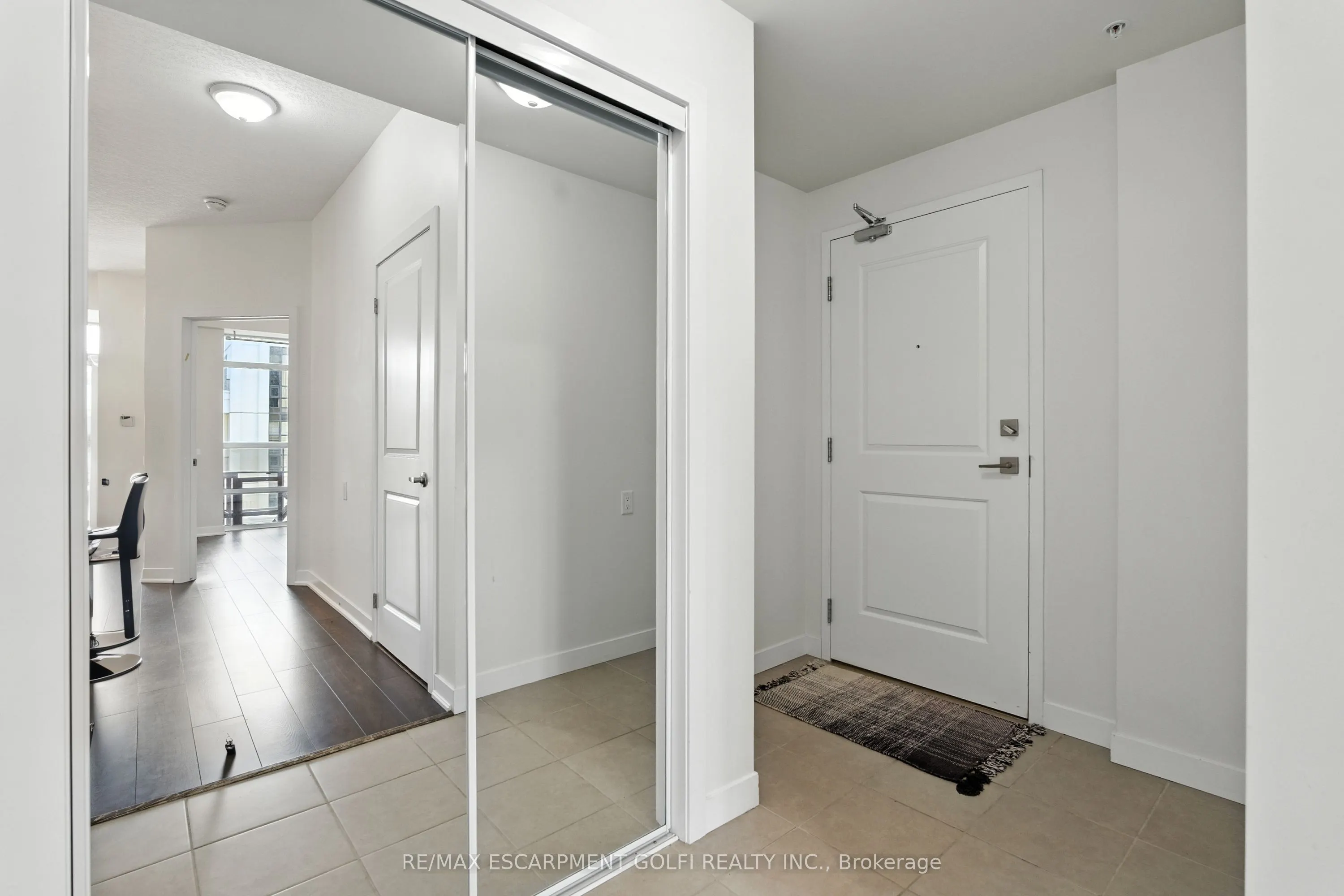 85 Robinson Street, #902