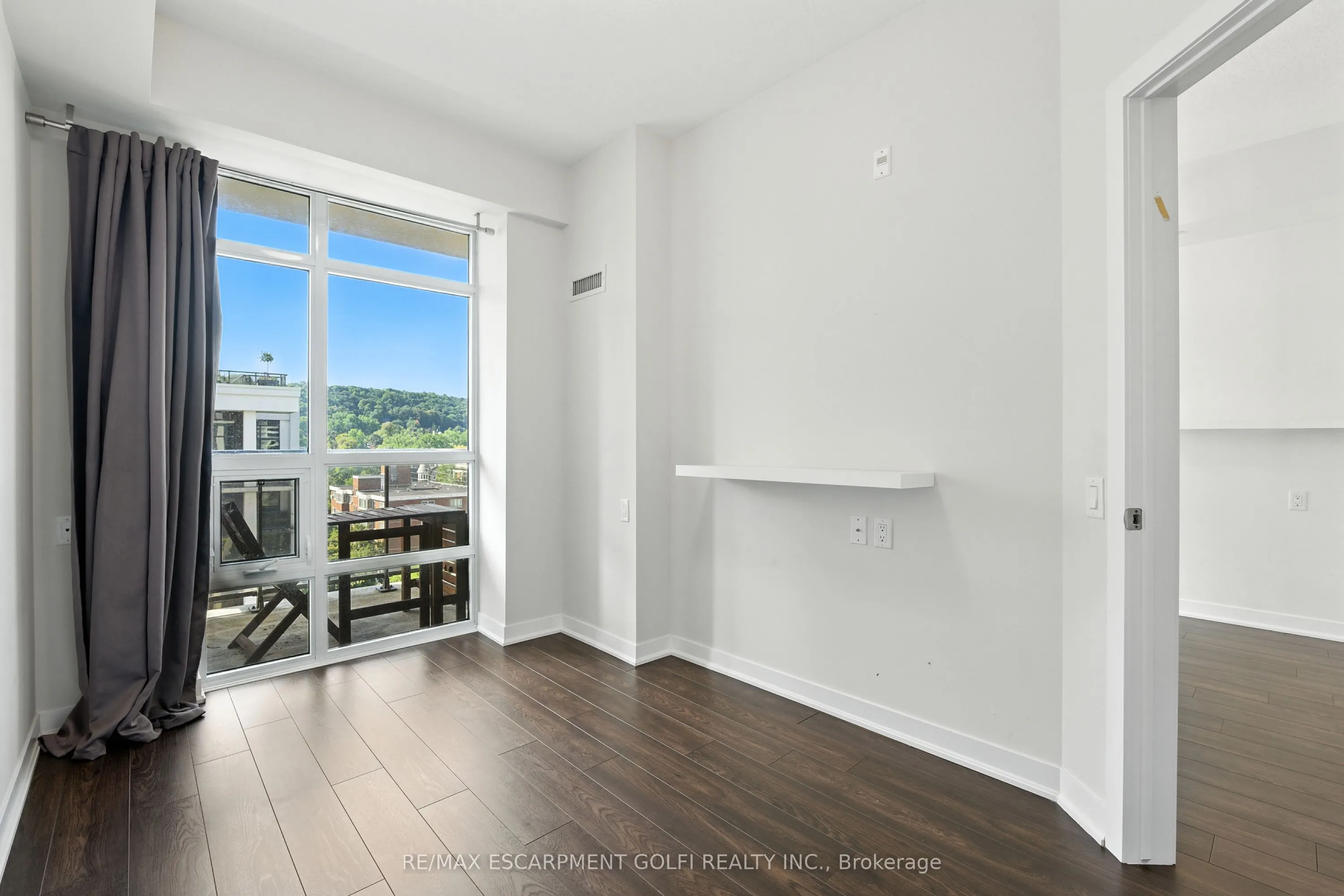 85 Robinson Street, #902