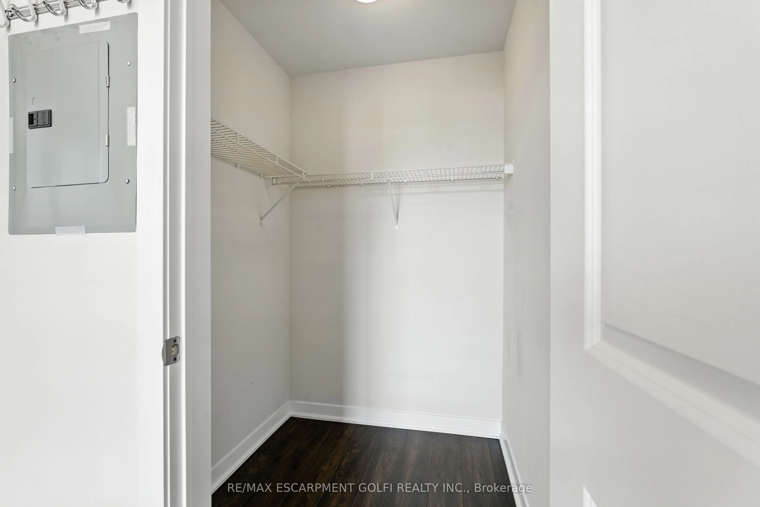 85 Robinson Street, #902