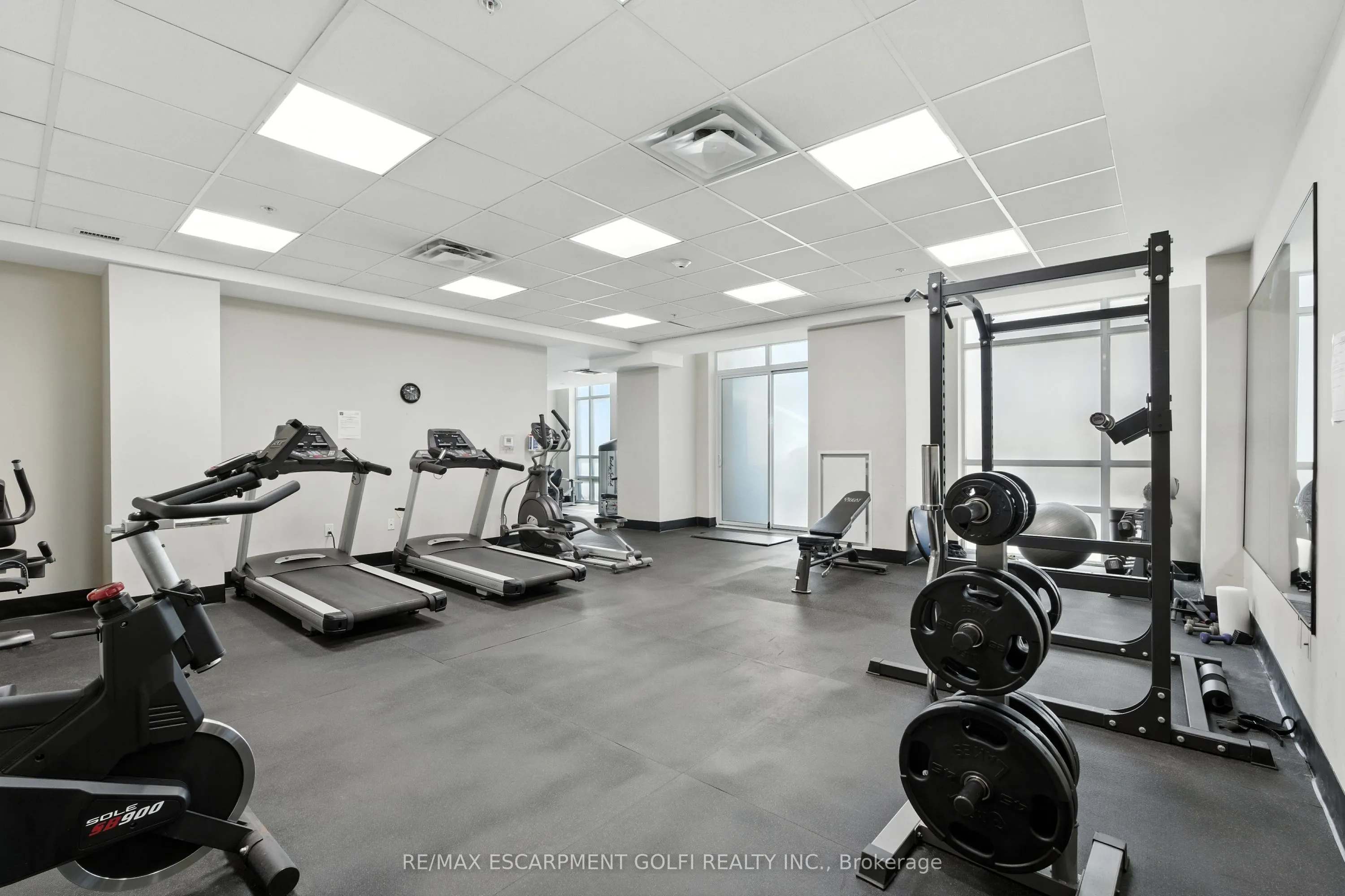 85 Robinson Street, #902