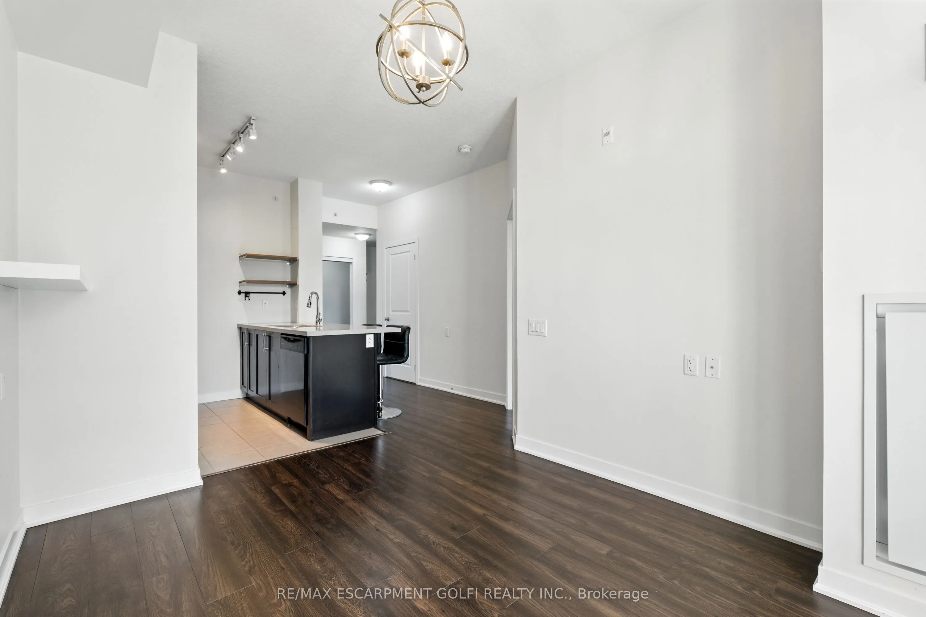 85 Robinson Street, #902