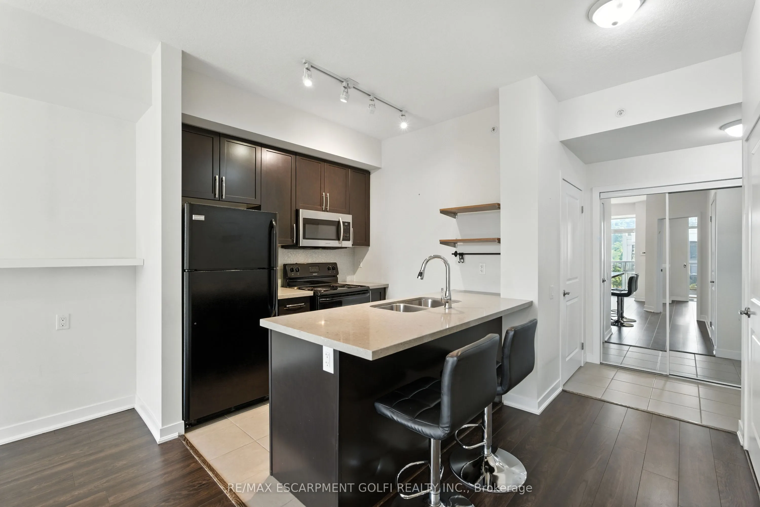 85 Robinson Street, #902