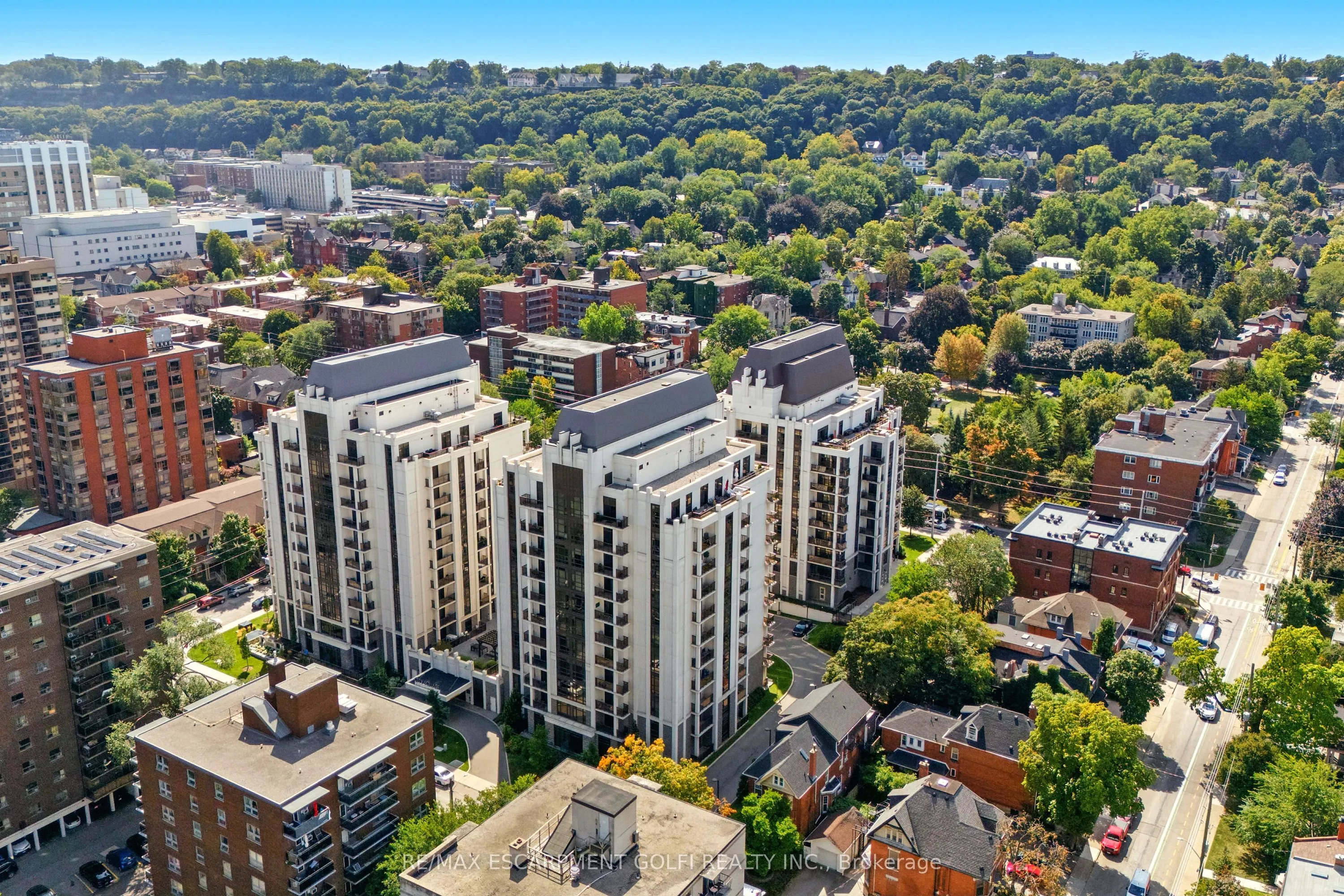 85 Robinson Street, #902