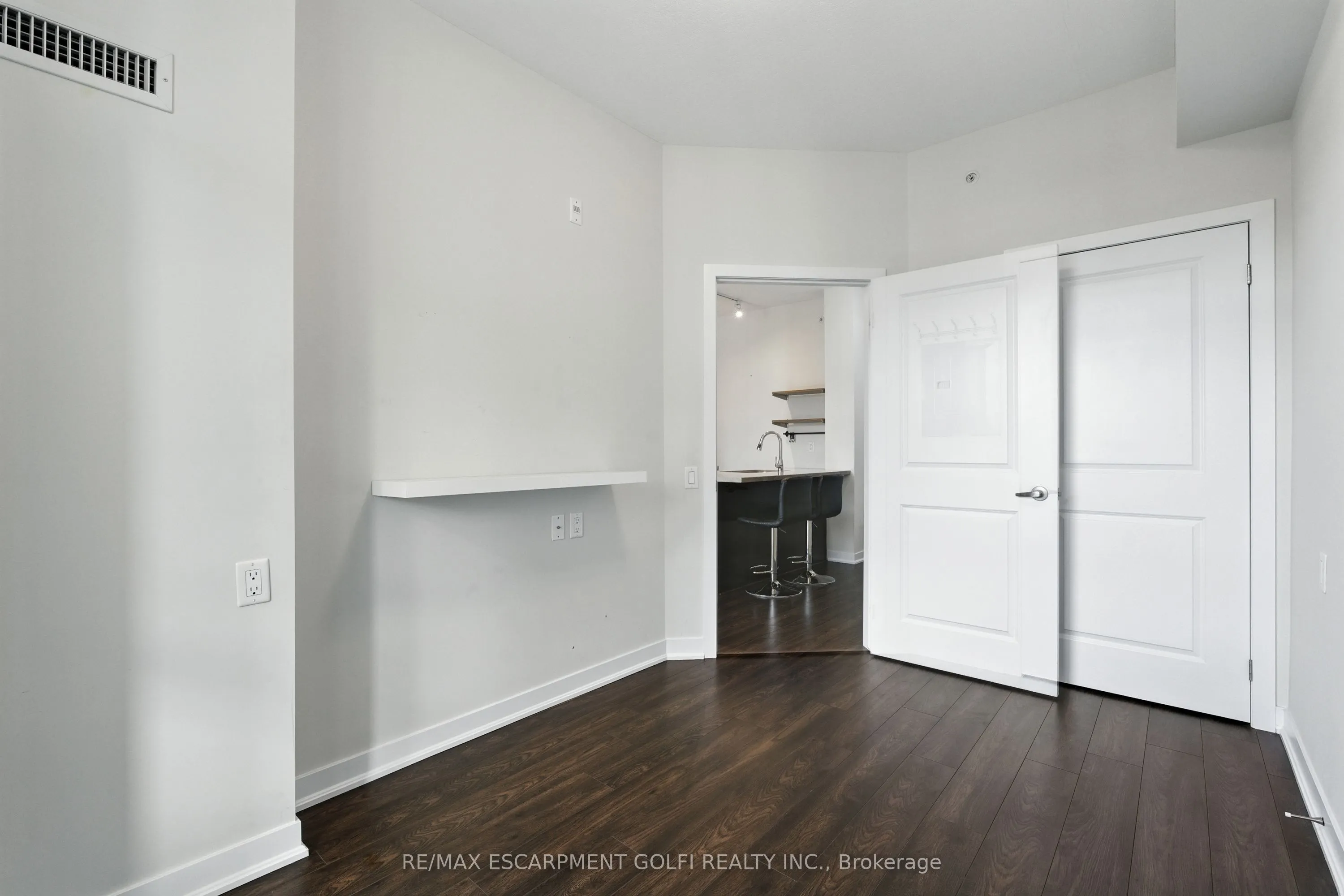 85 Robinson Street, #902