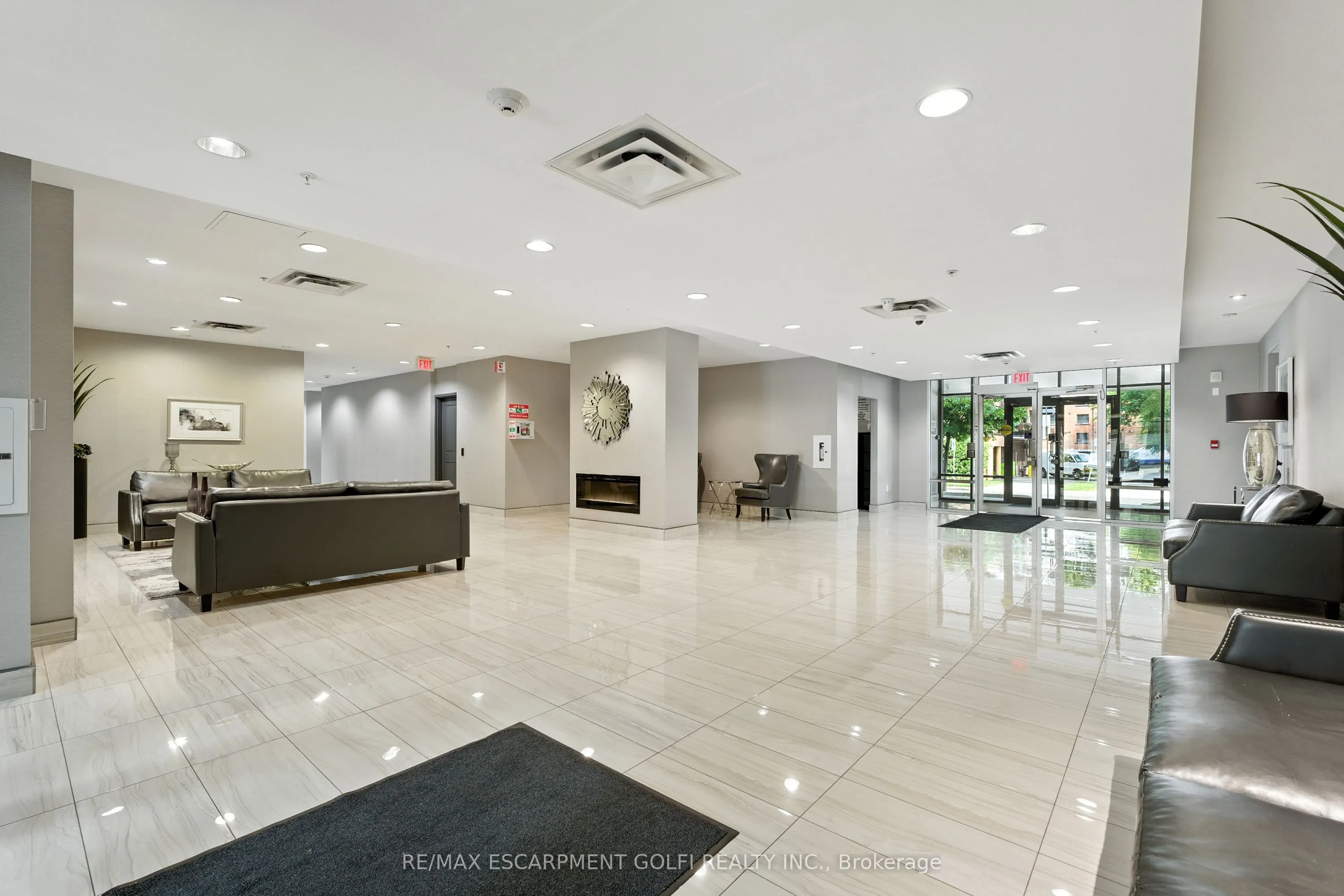 85 Robinson Street, #902