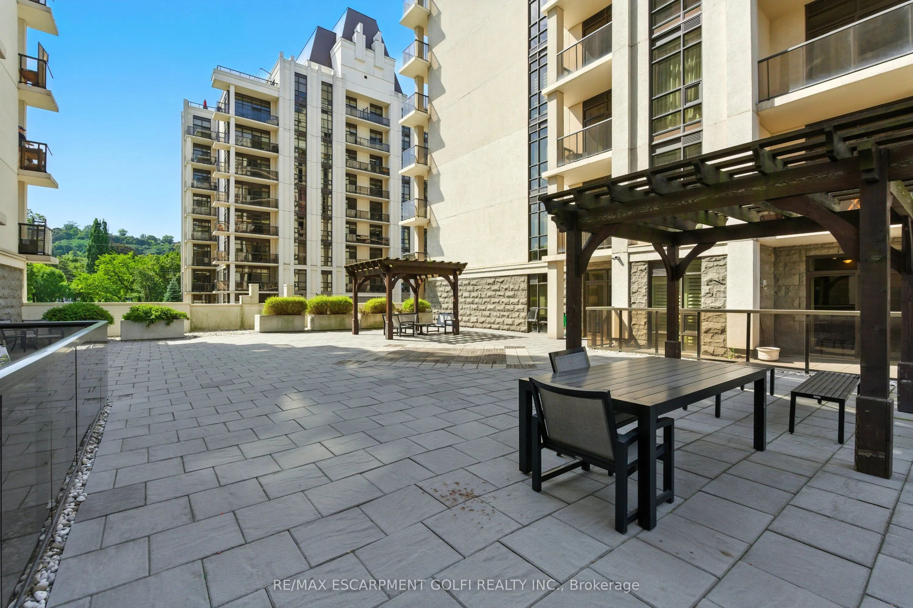 85 Robinson Street, #902