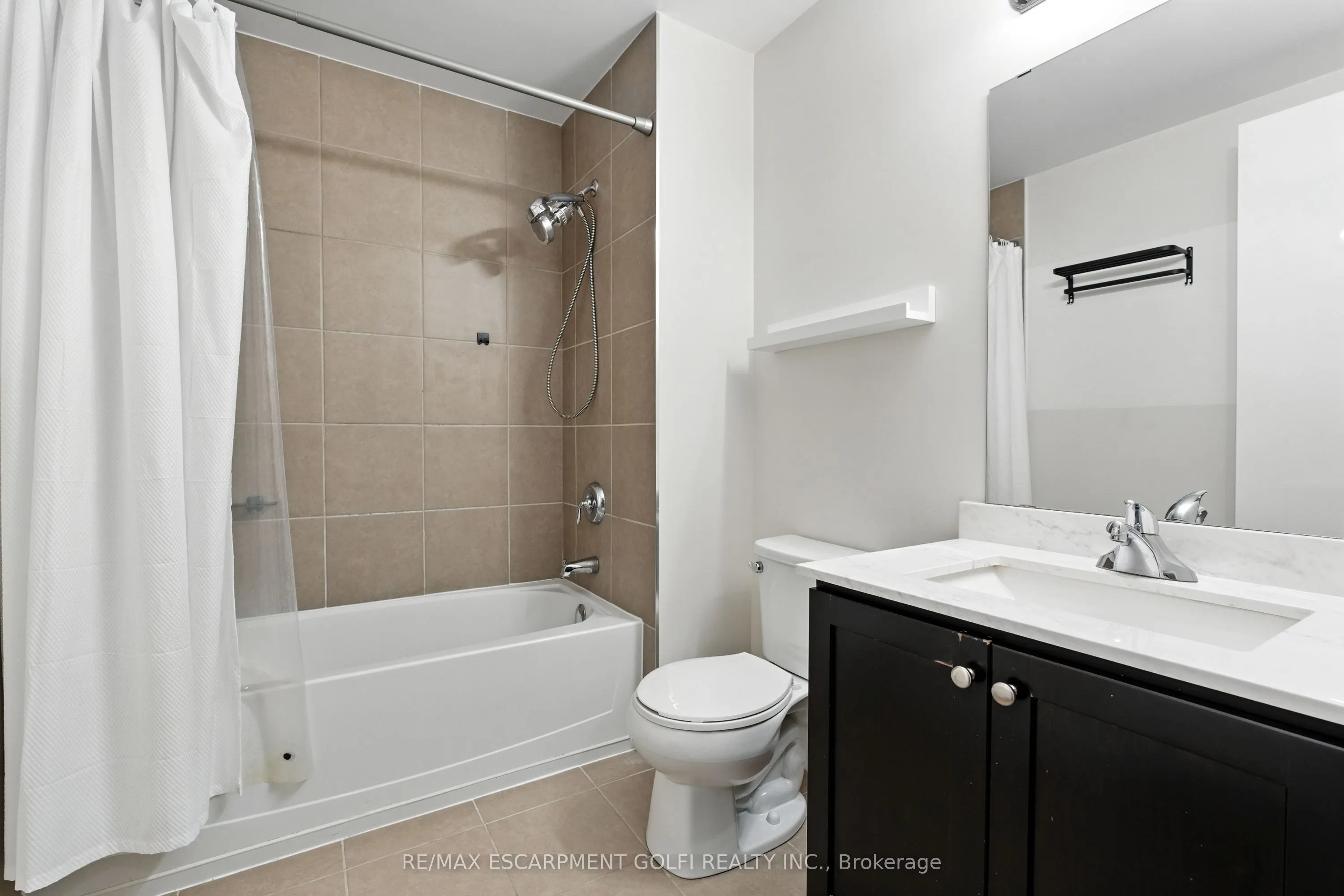 85 Robinson Street, #902