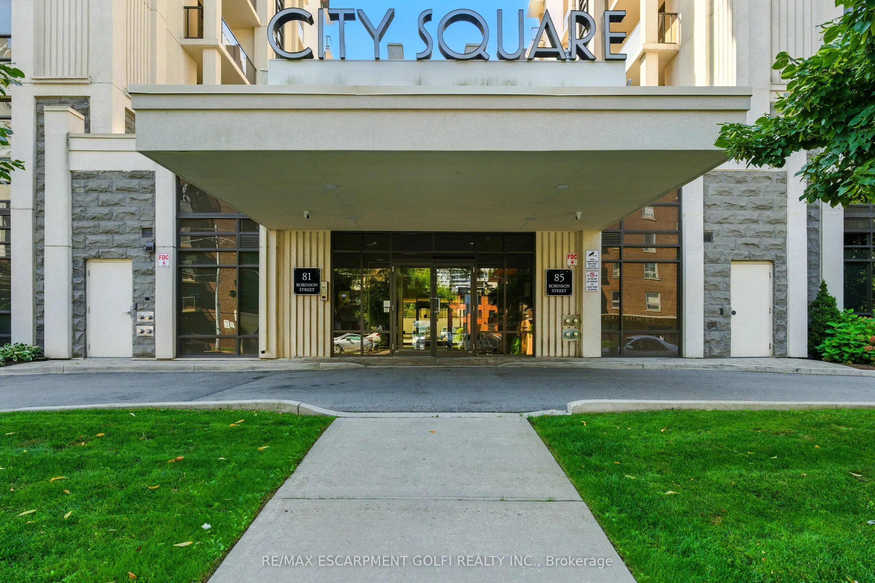 85 Robinson Street, #902