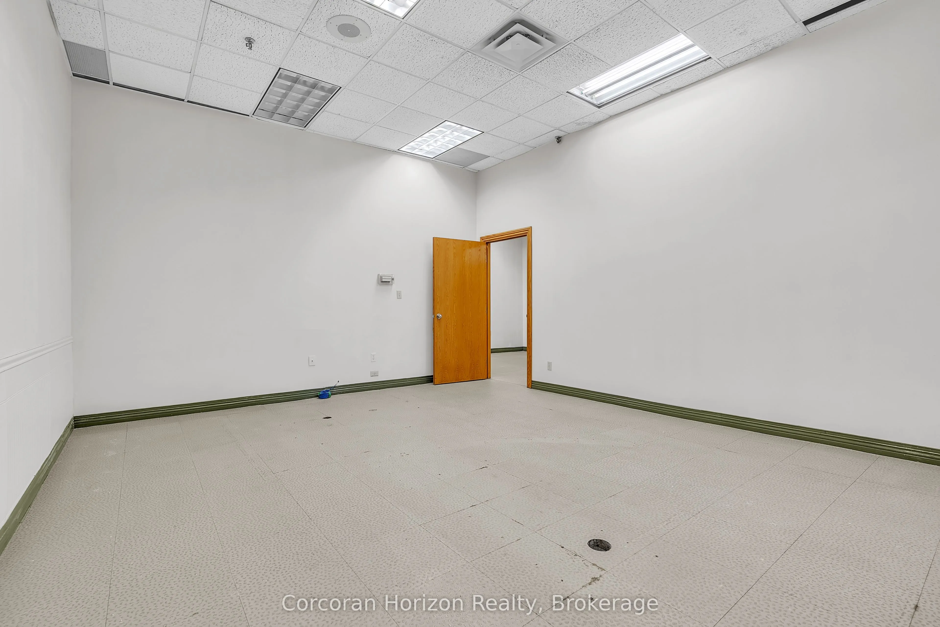 200 JAMES Street S, #9 Robinson