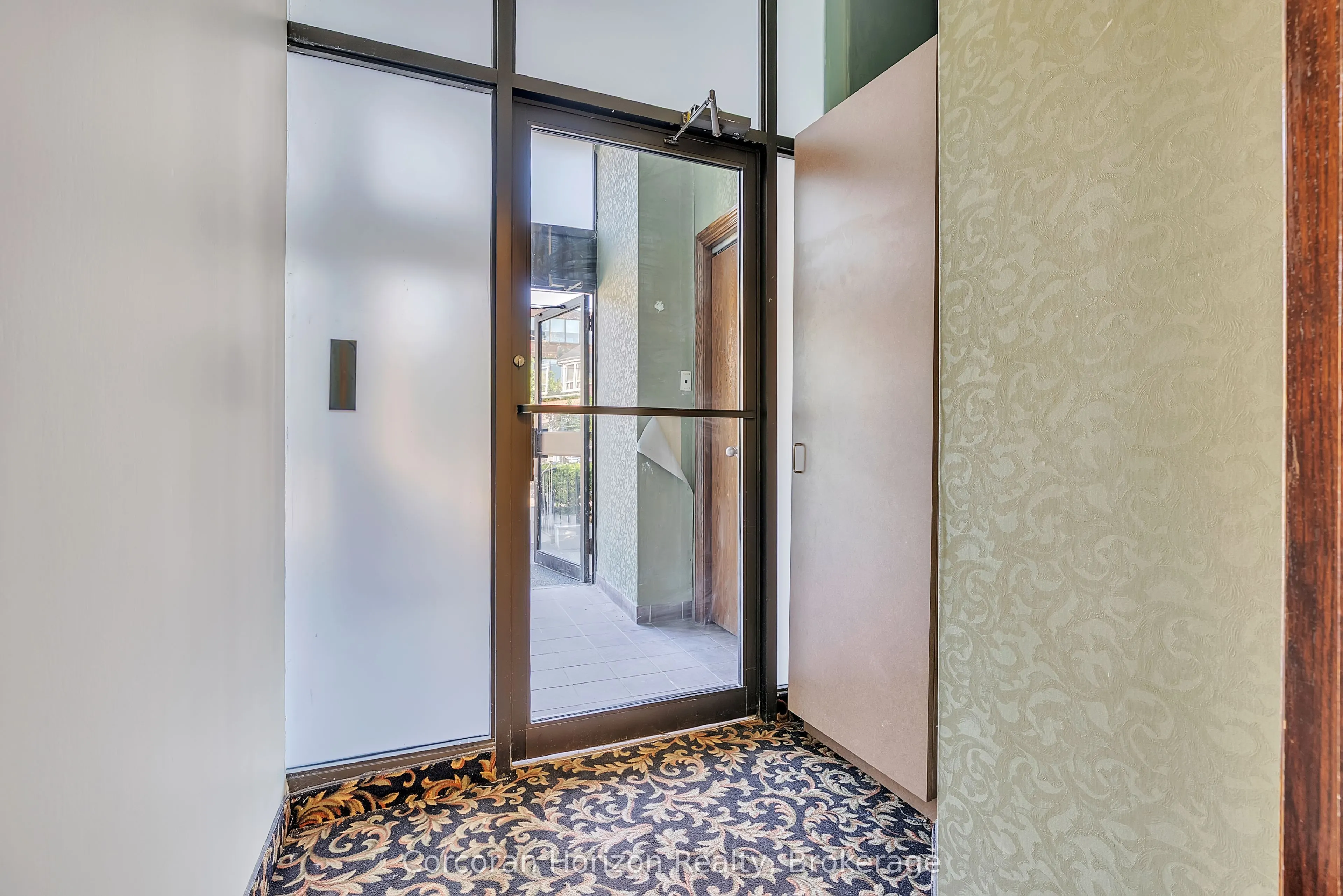 200 JAMES Street S, #9 Robinson