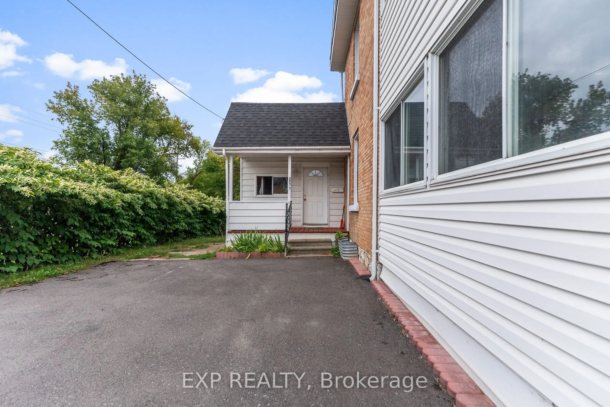 84 Bank Street N