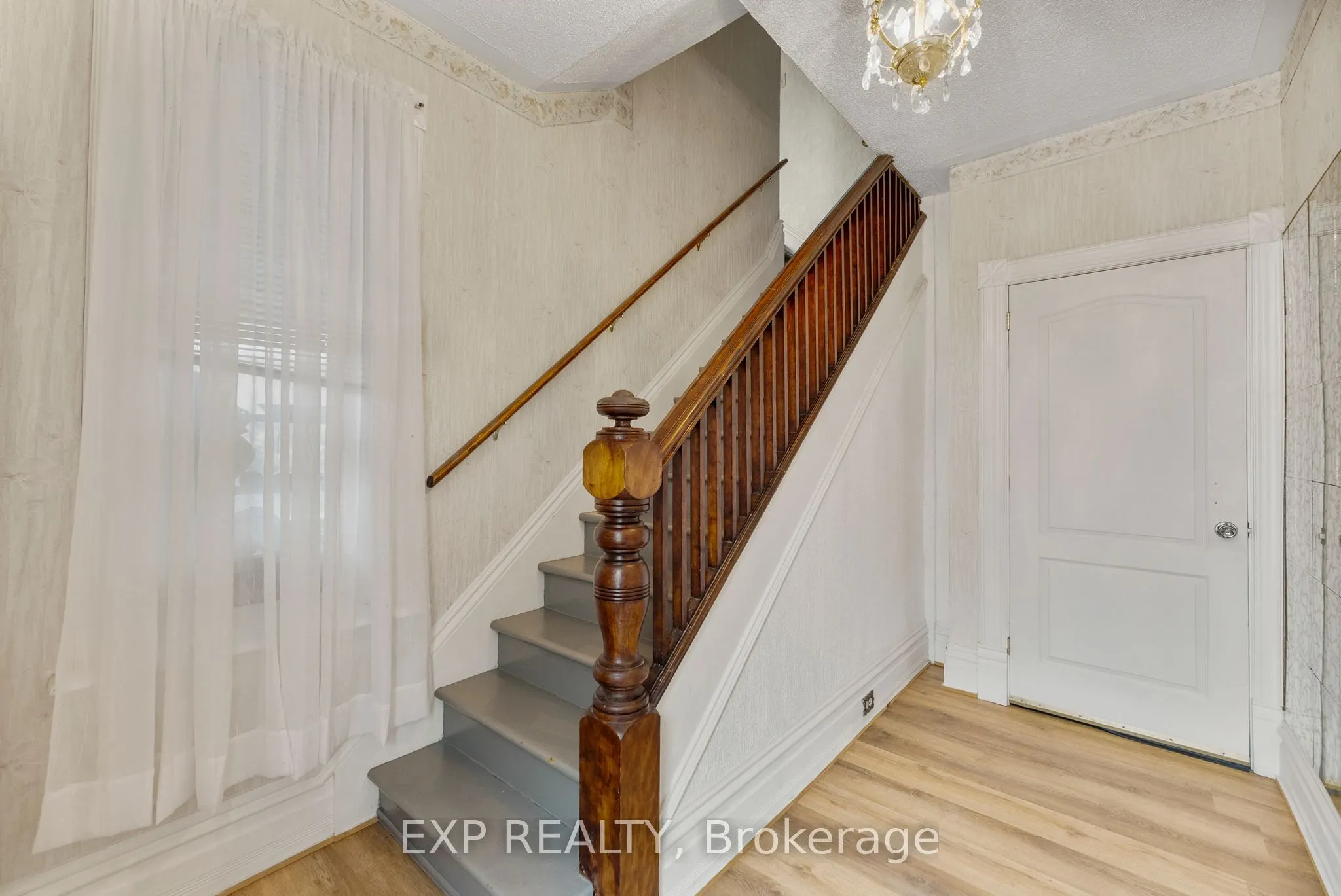 84 Bank Street N
