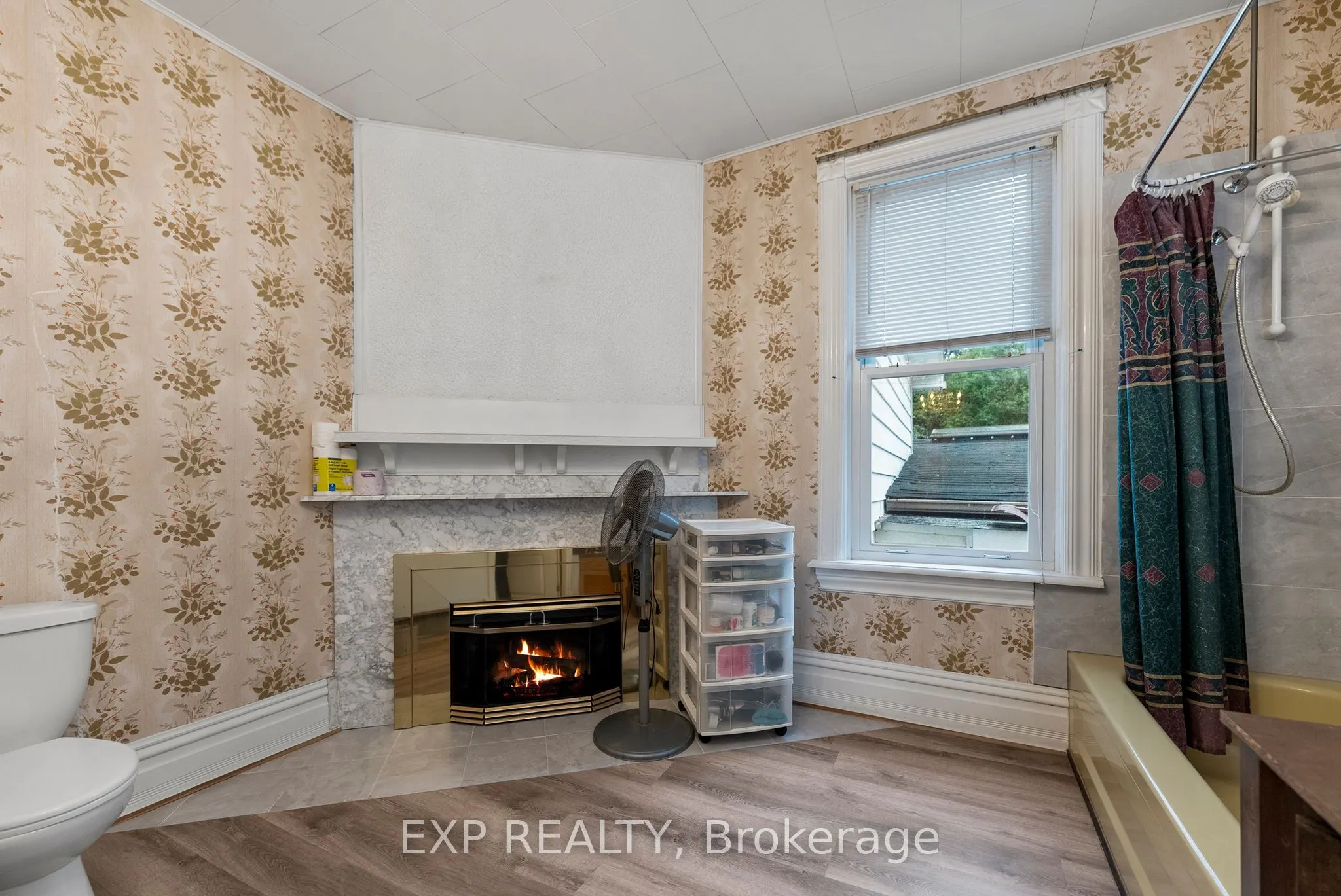 84 Bank Street N