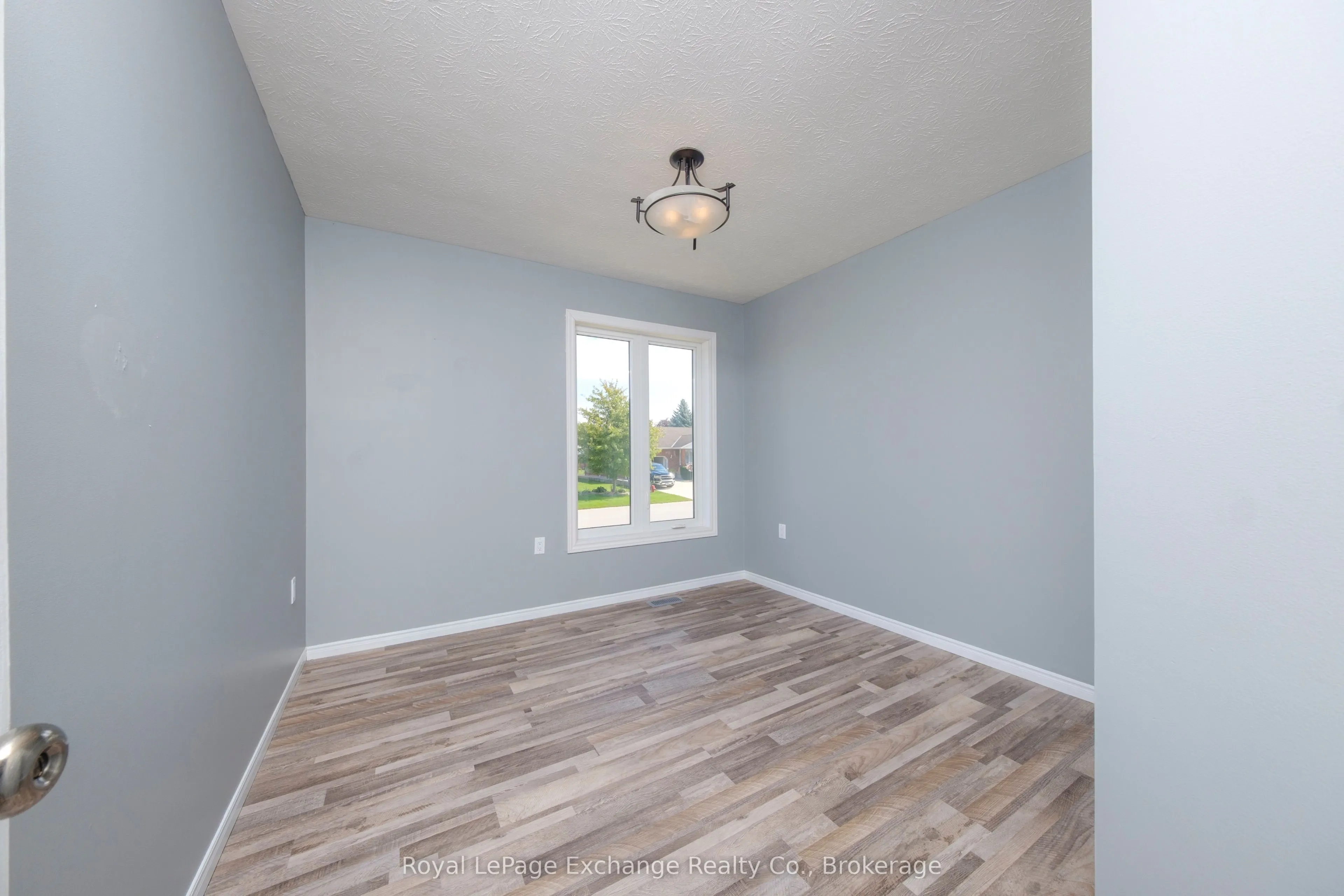 615 Lynden Crescent