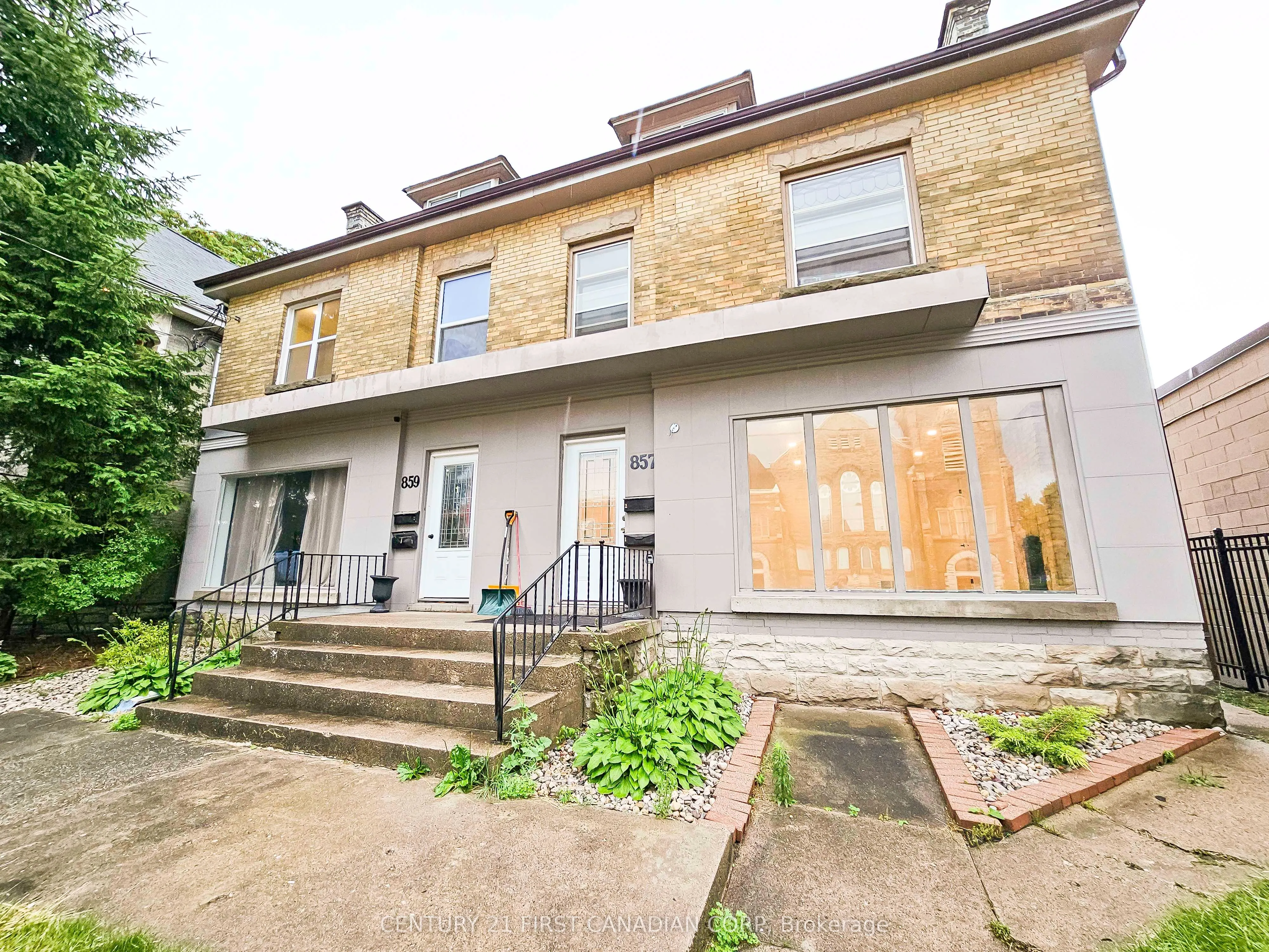 857 Dundas Street, #Apartment 2
