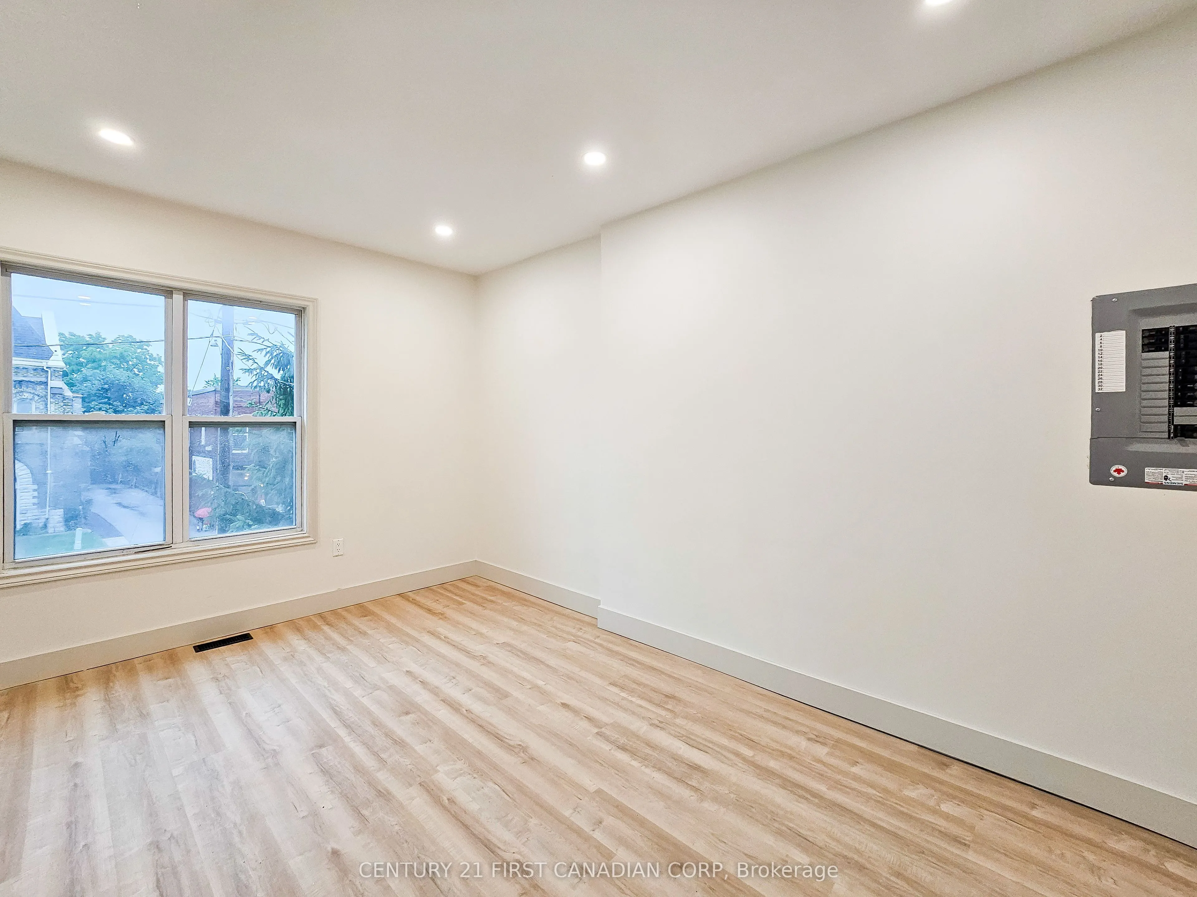 857 Dundas Street, #Apartment 2