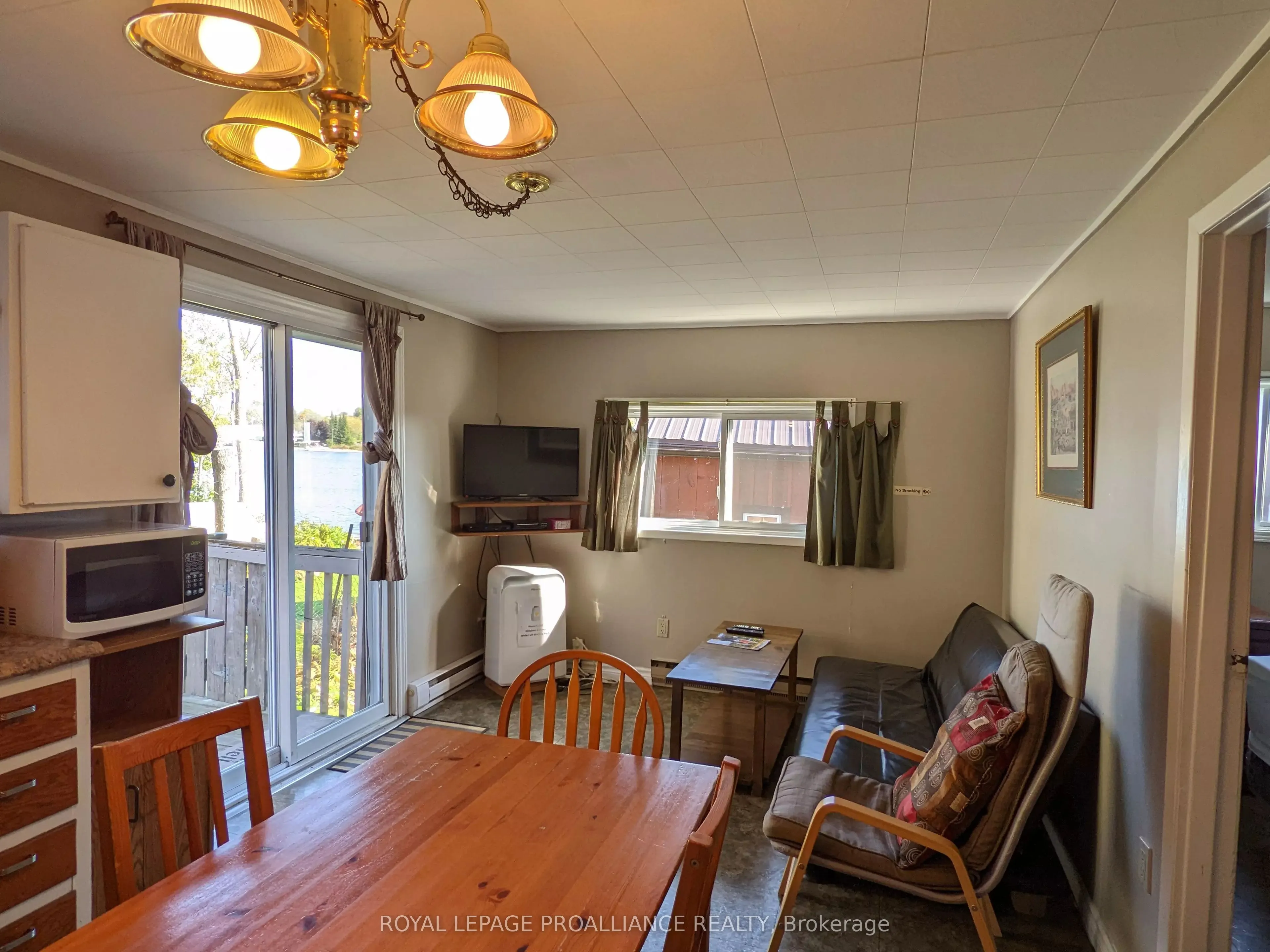 118 Front Street W