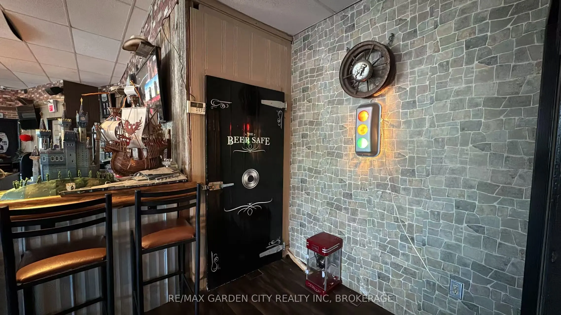 455 Merritt Street, #4