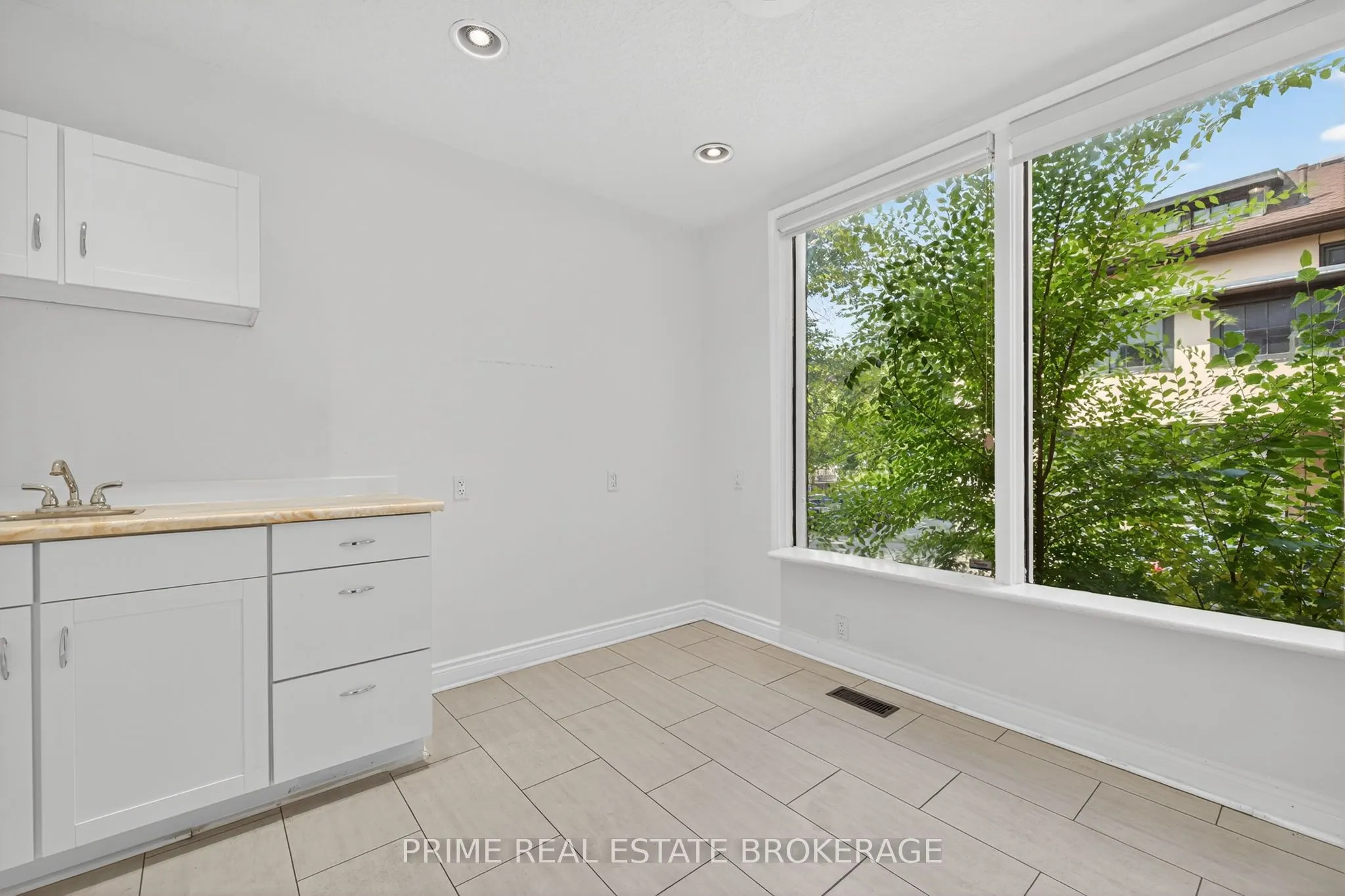 281 Oxford Street E, #Main