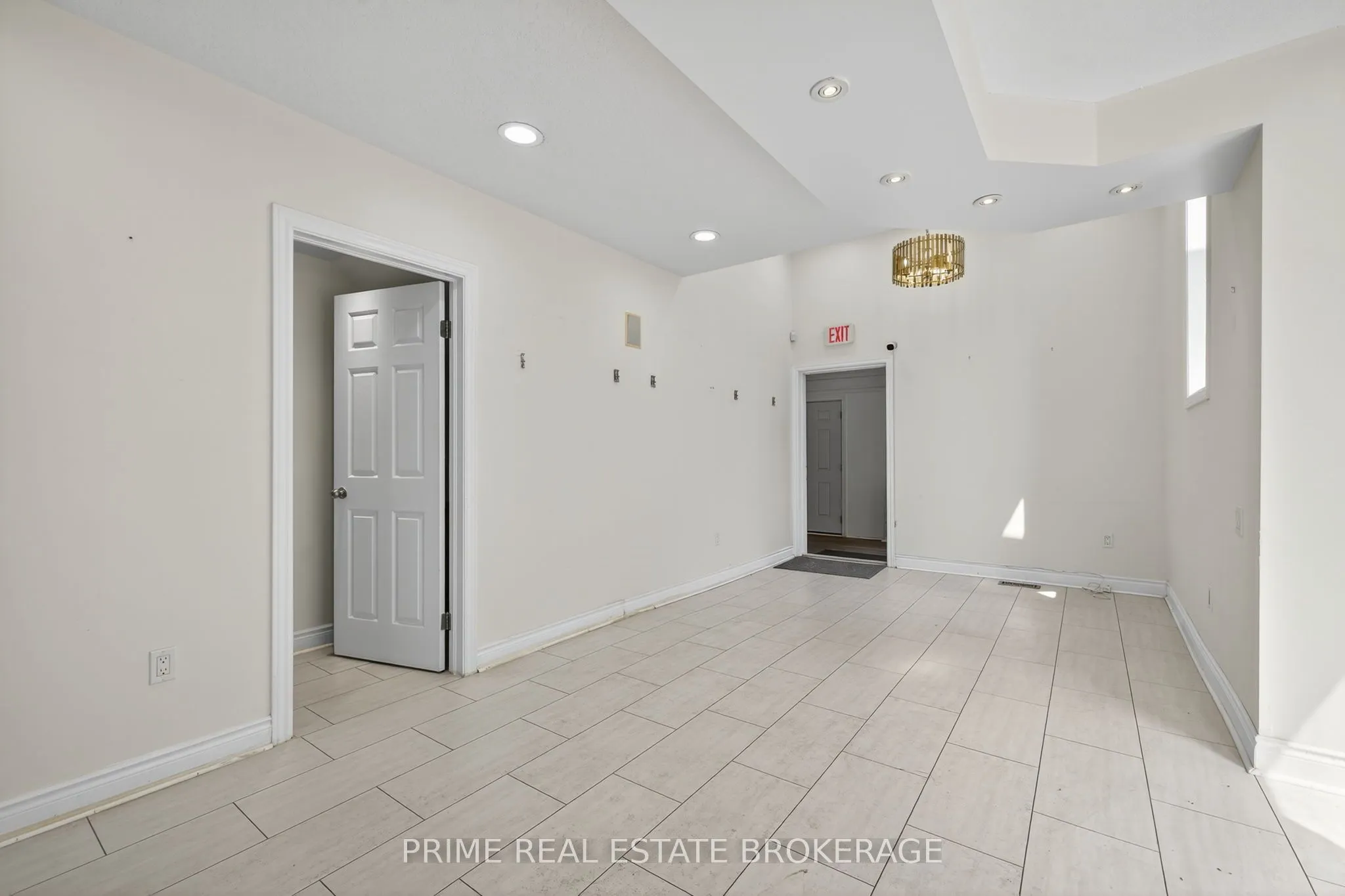 281 Oxford Street E, #Main
