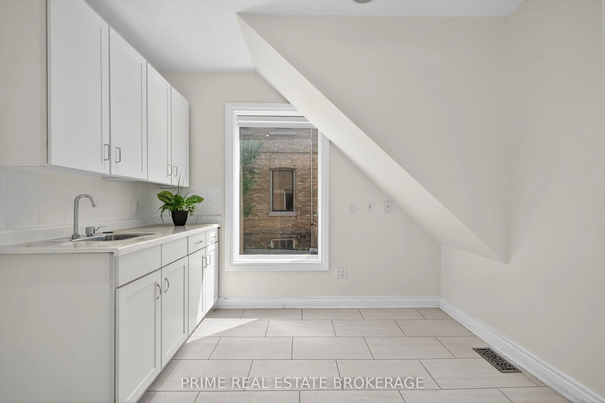 281 Oxford Street E, #Main