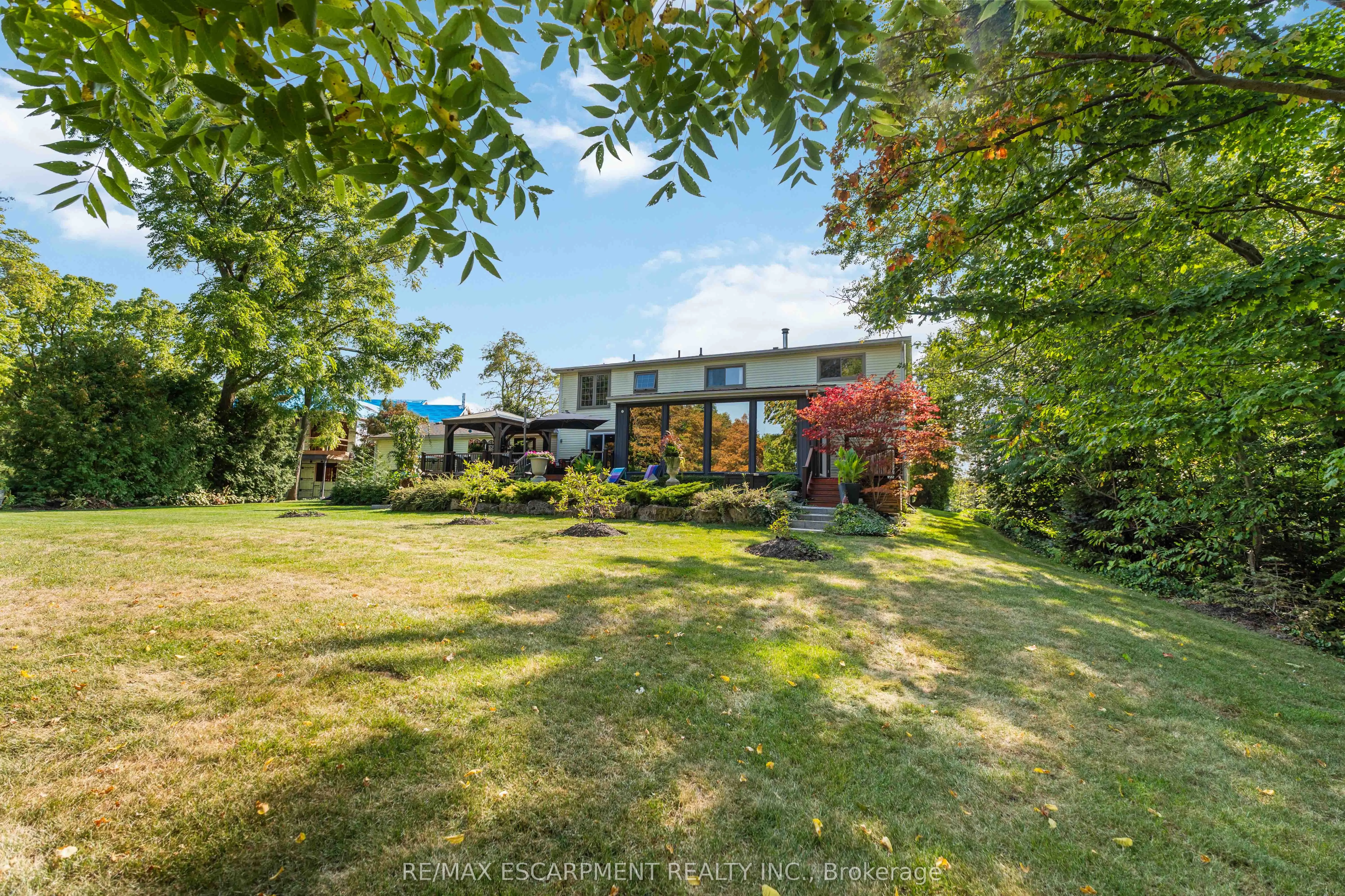 493 Ridge Road E