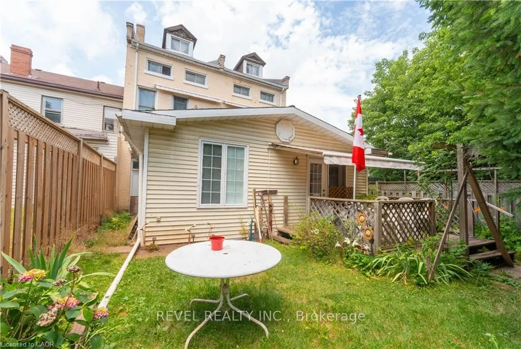 168 Macnab Street N