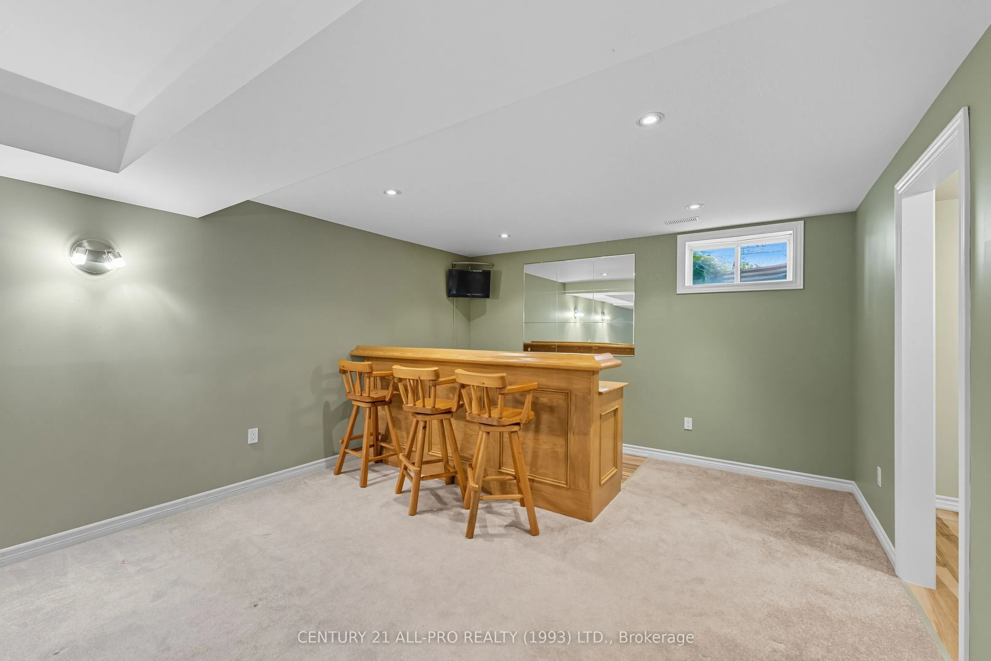 10 Ellis Crescent