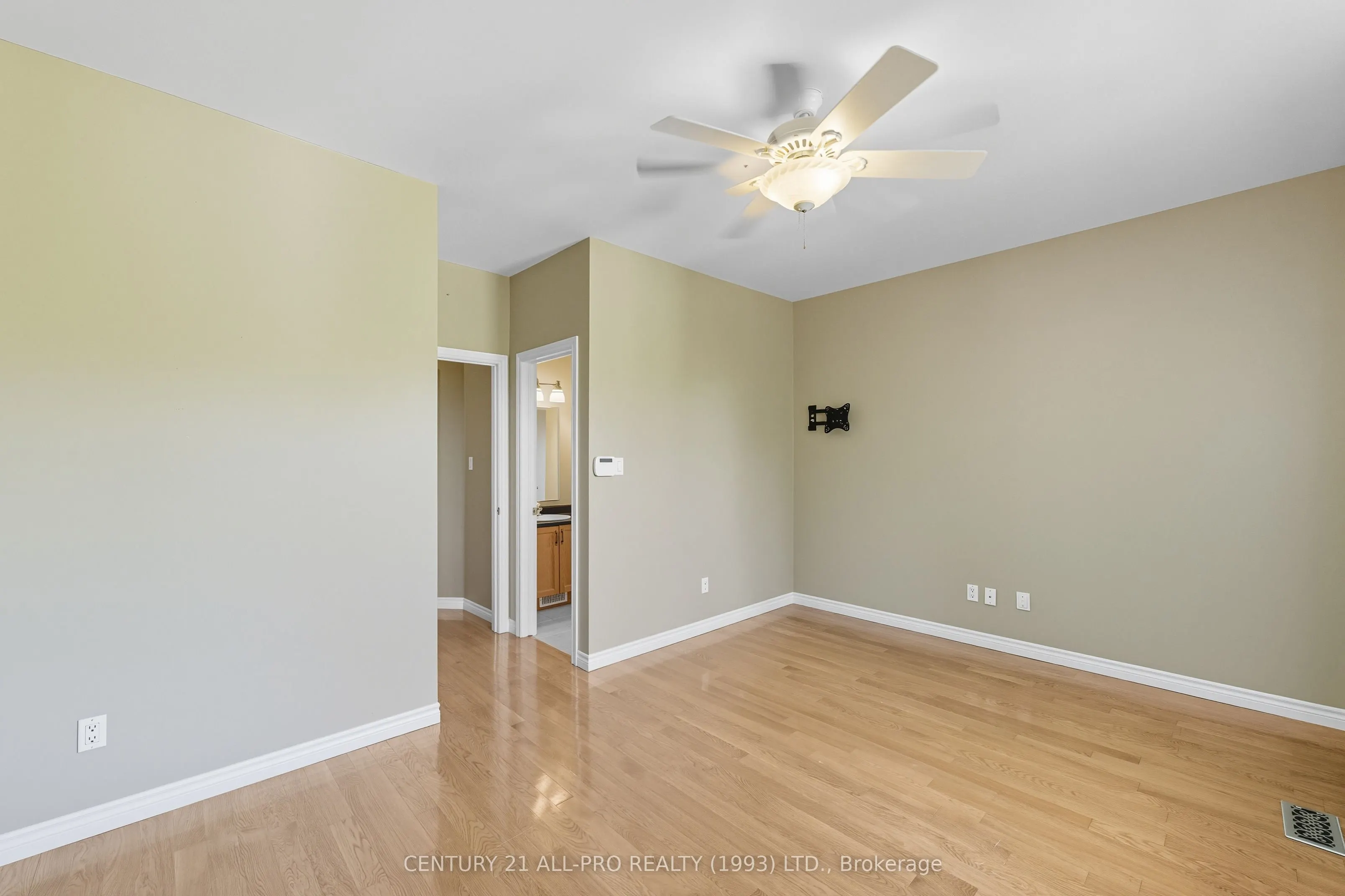 10 Ellis Crescent