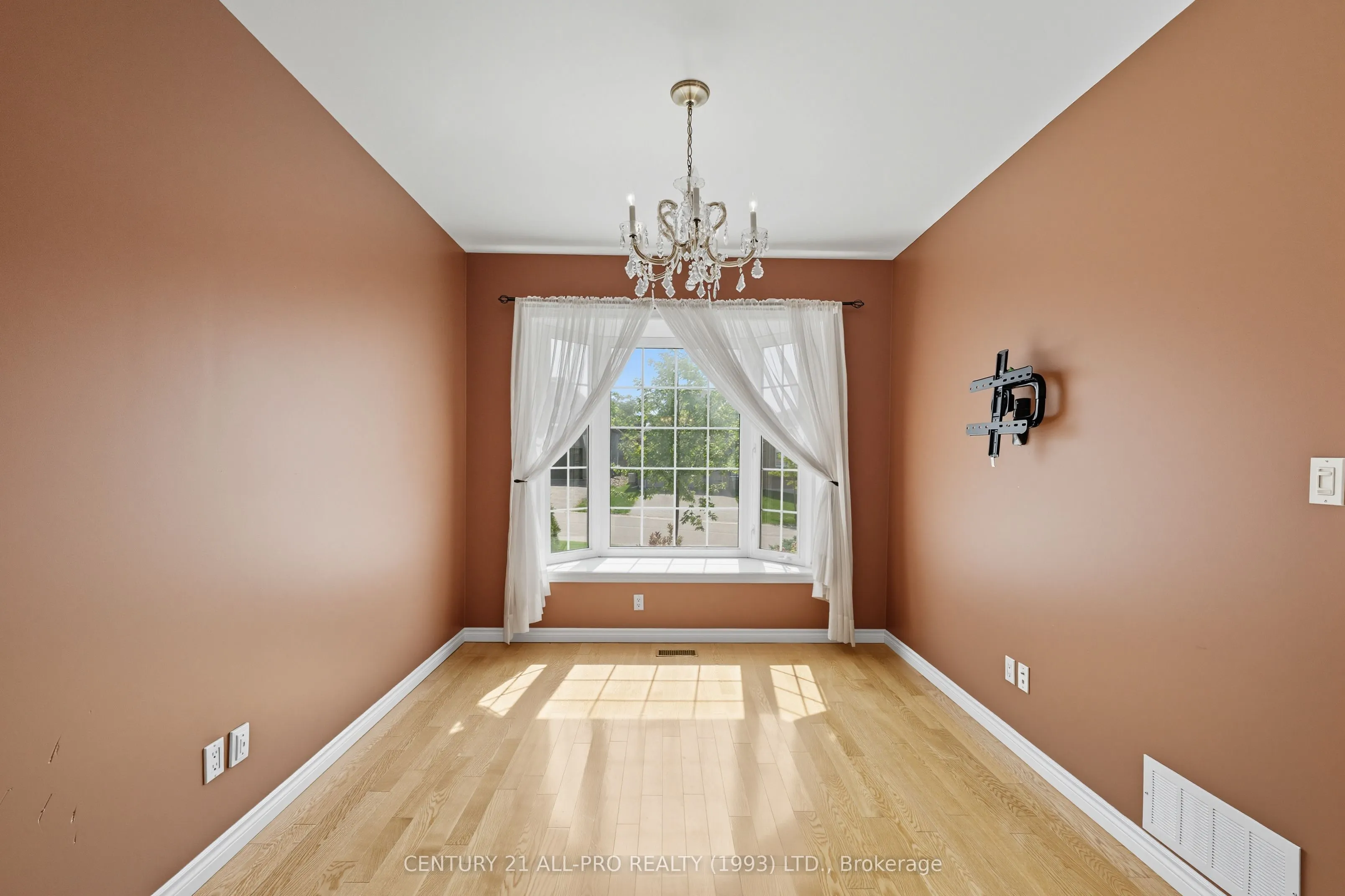 10 Ellis Crescent