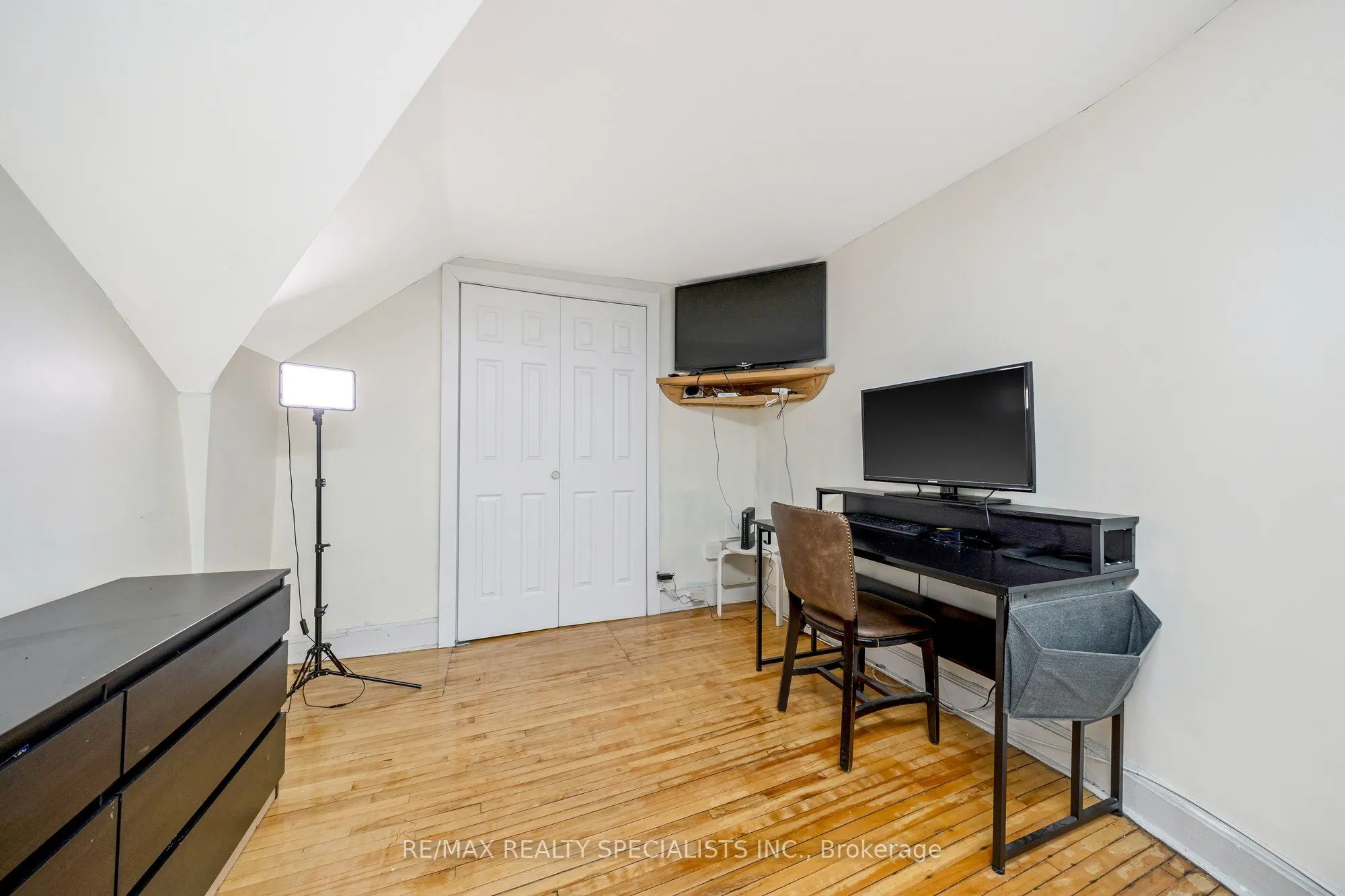 356 Hunter Street W