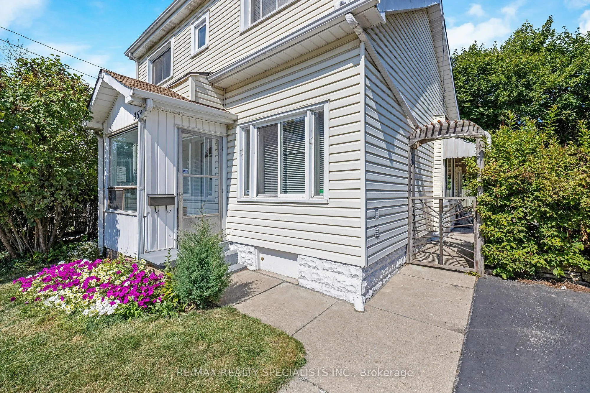 356 Hunter Street W