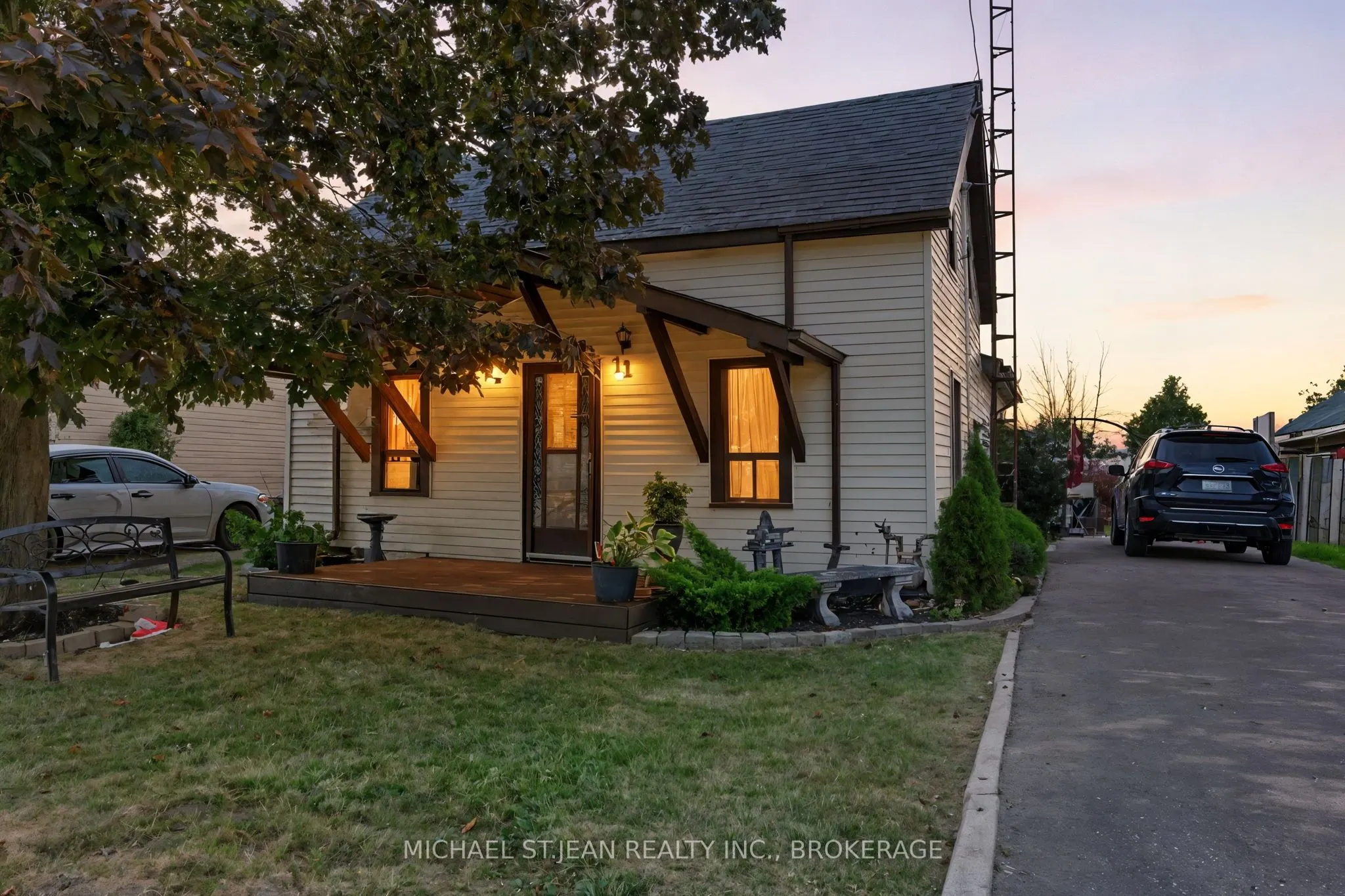 11 Main Street E