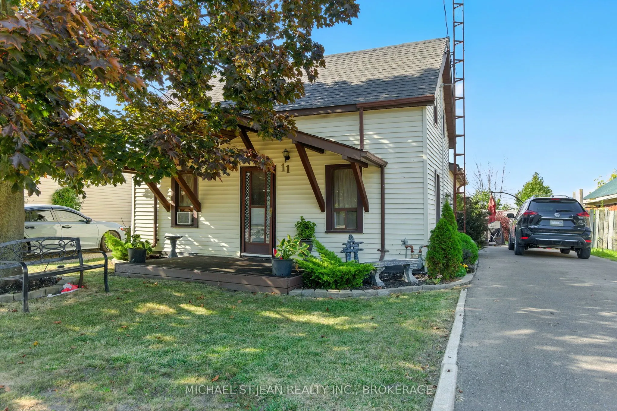 11 Main Street E
