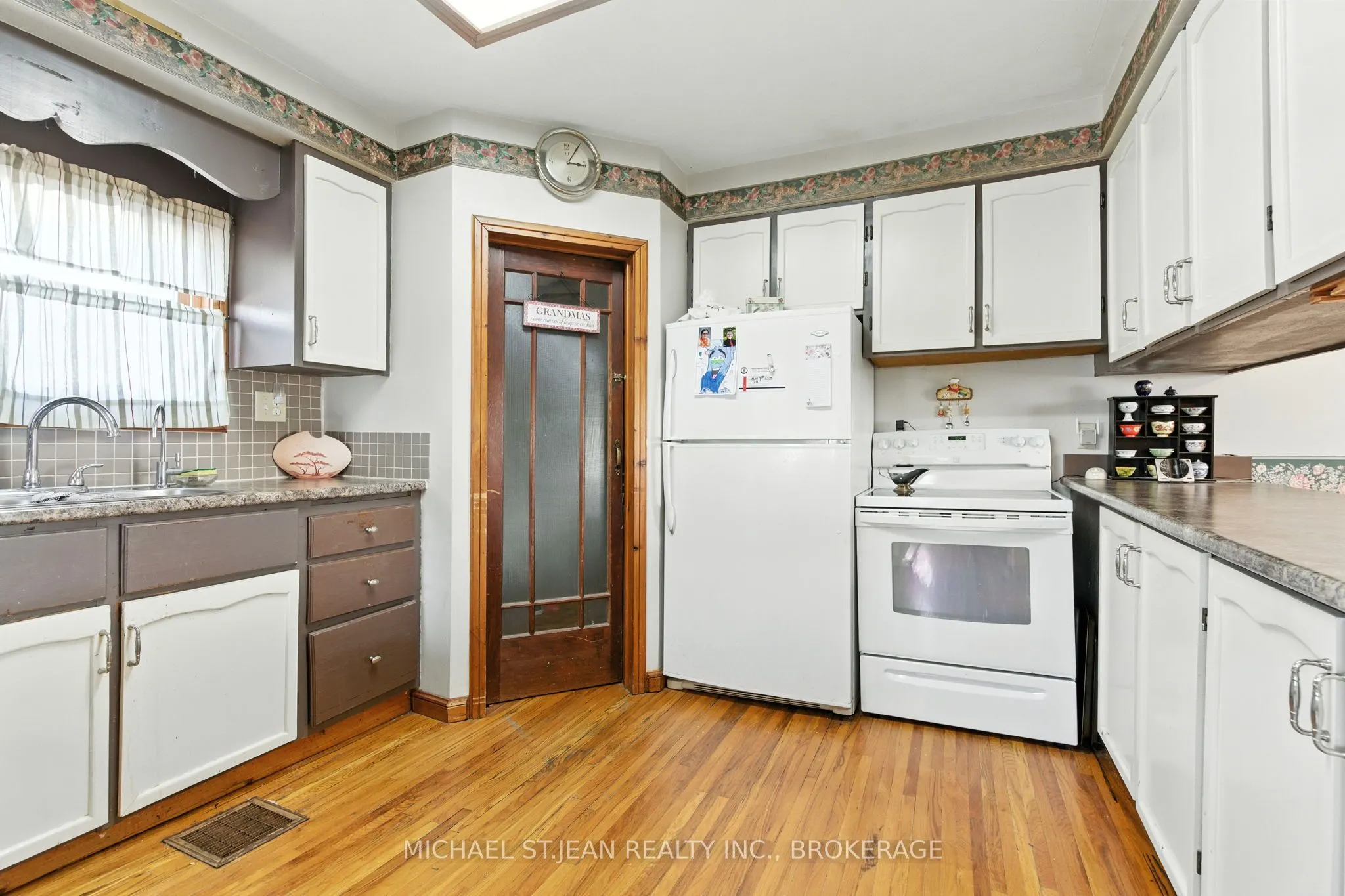 11 Main Street E