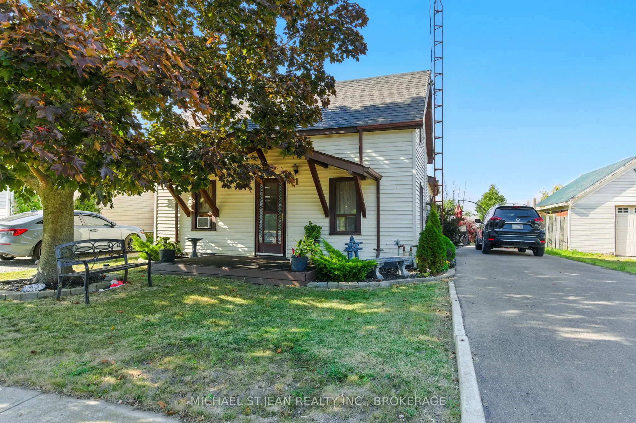 11 Main Street E