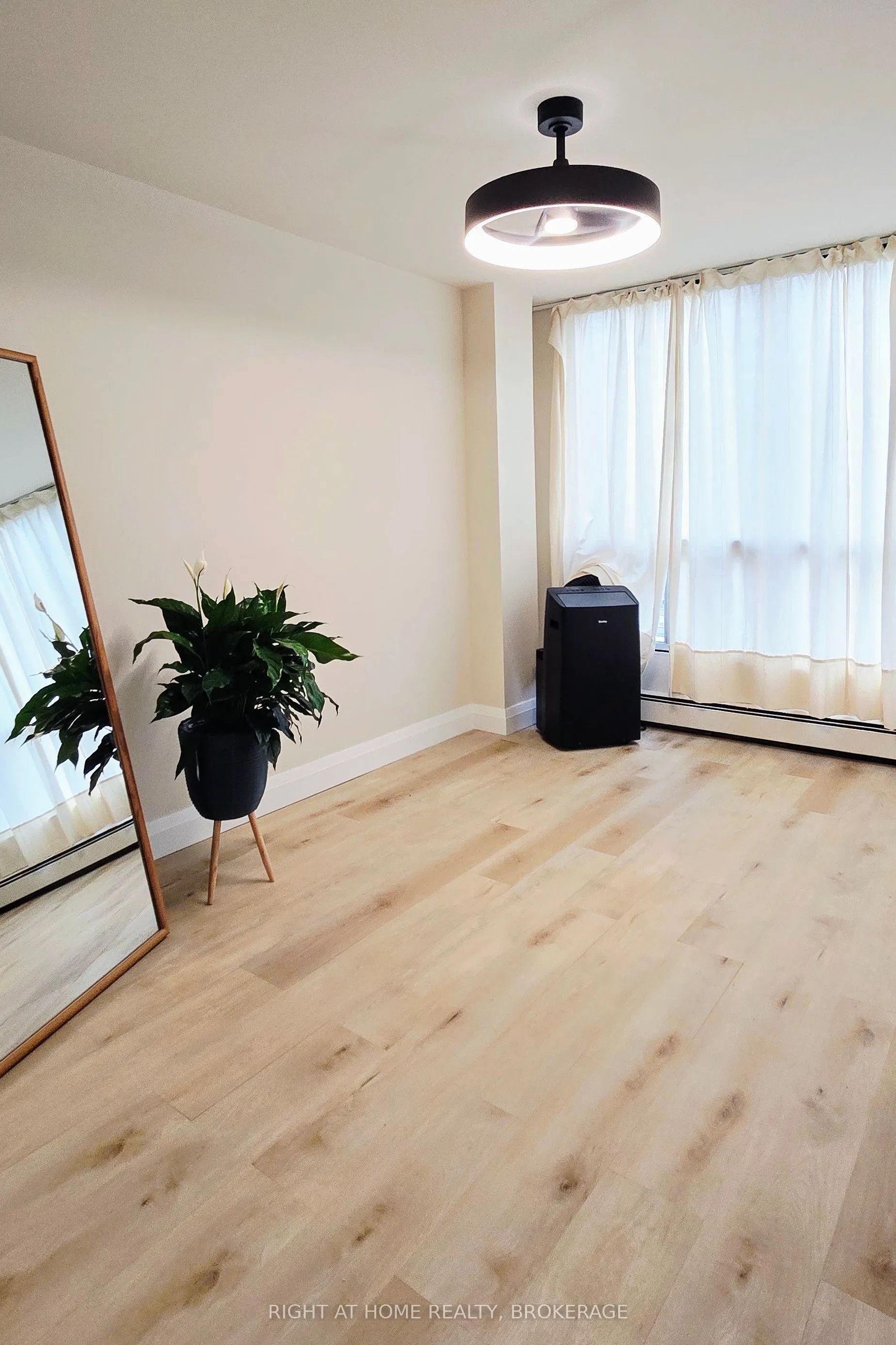 150 Charlton Avenue E, #2107