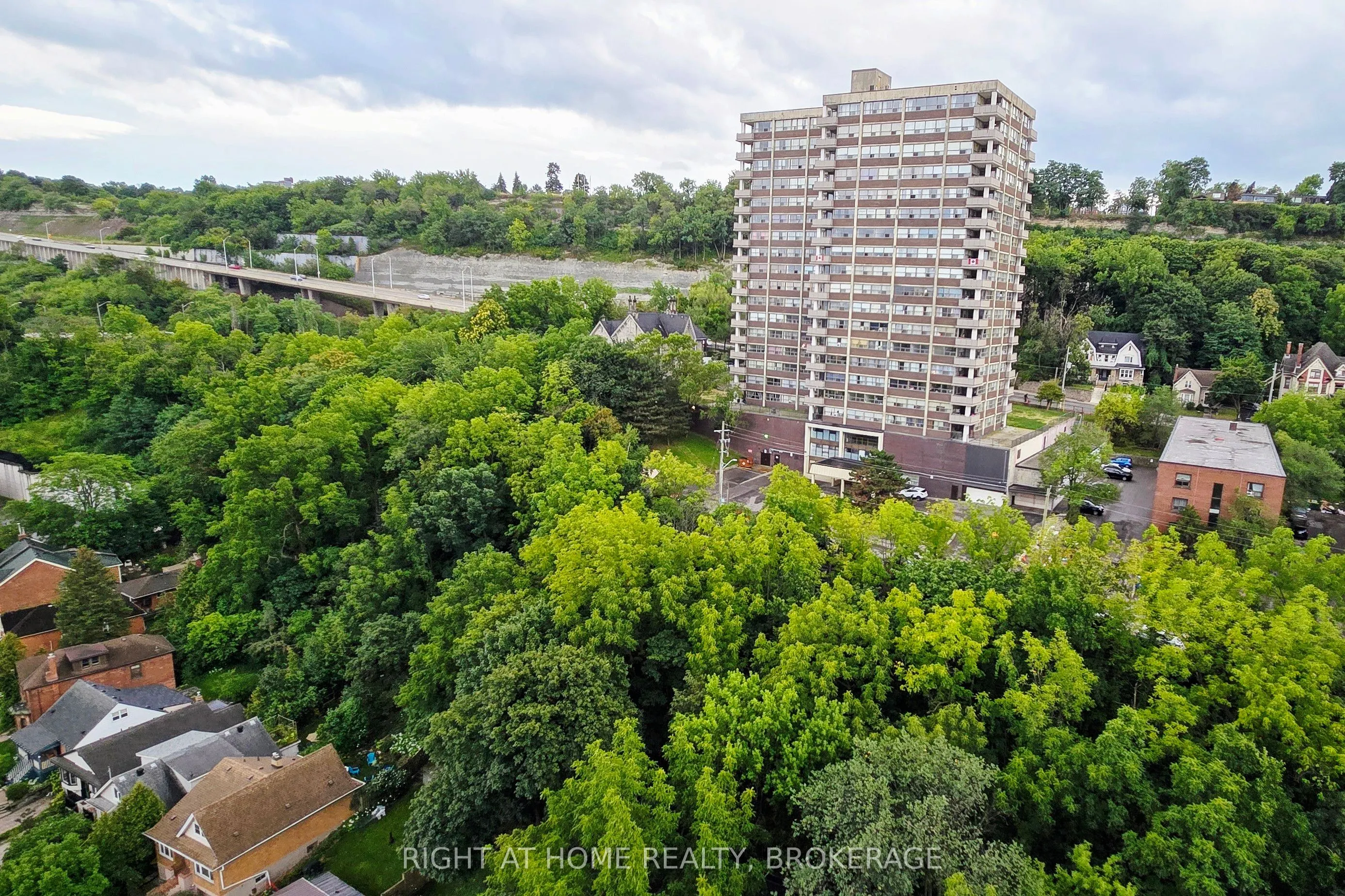150 Charlton Avenue E, #2107