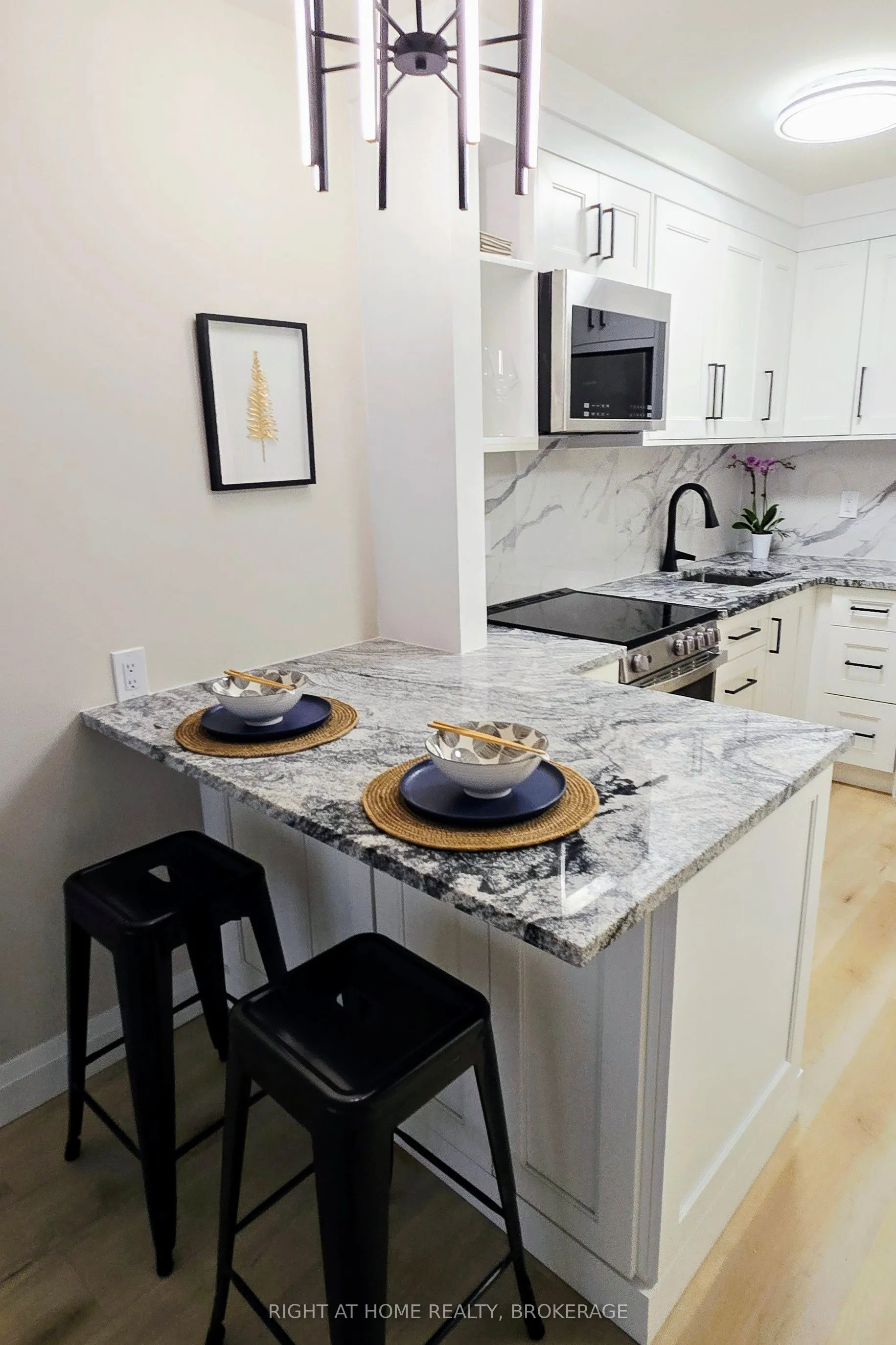 150 Charlton Avenue E, #2107