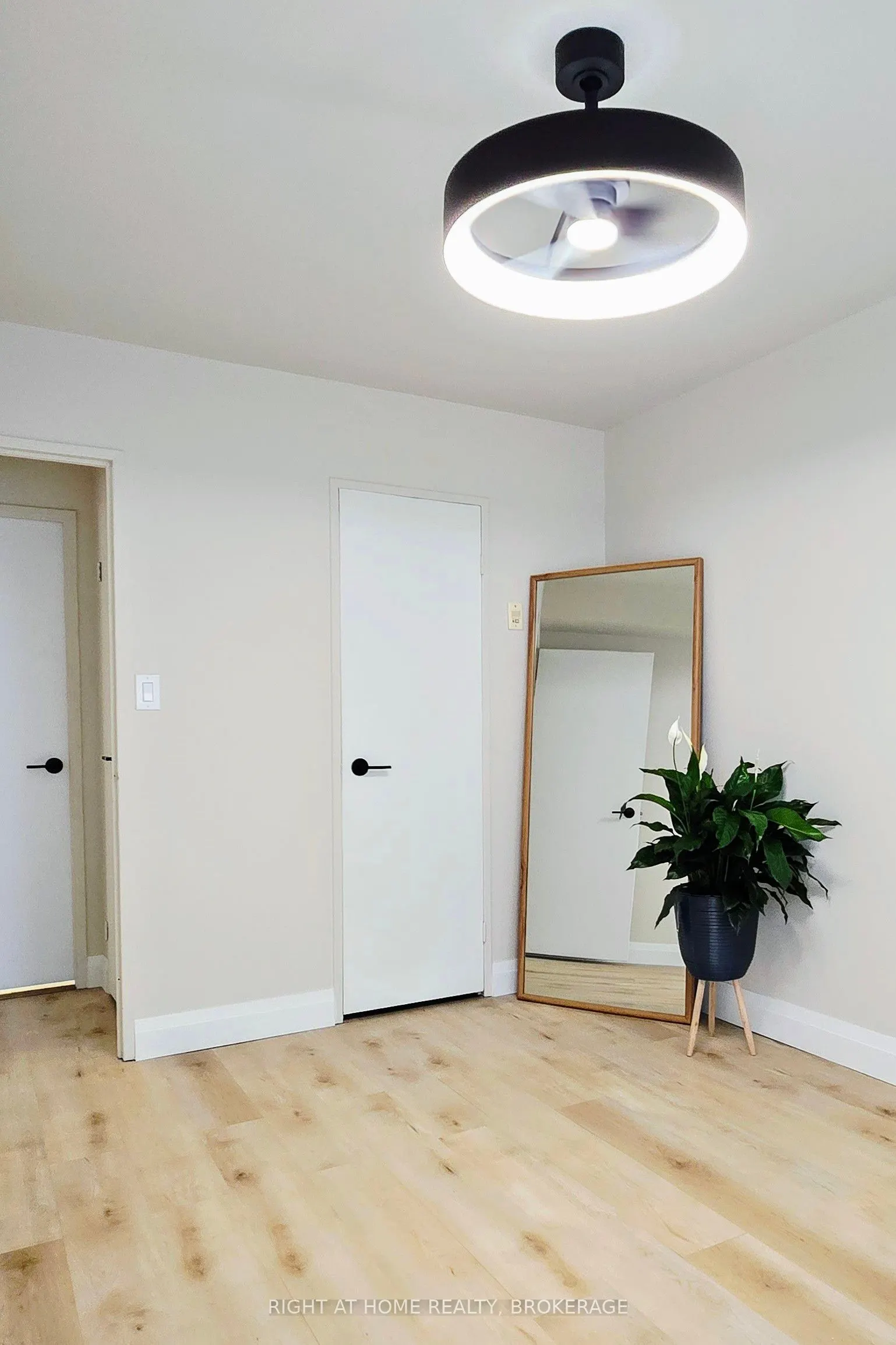 150 Charlton Avenue E, #2107