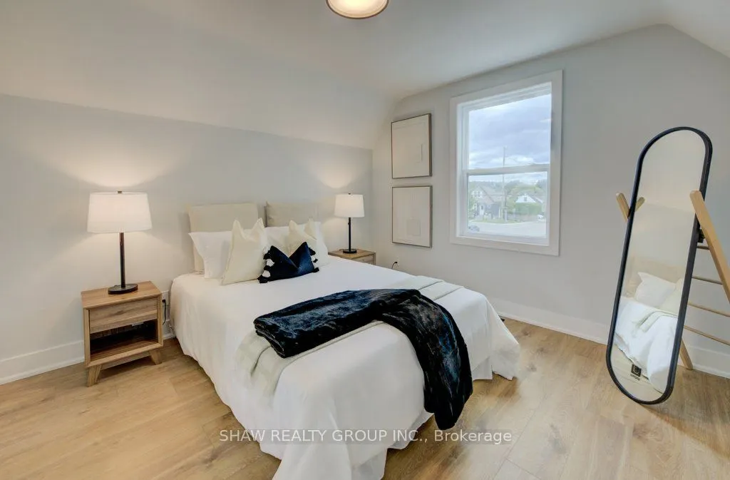 28 Barons Avenue S