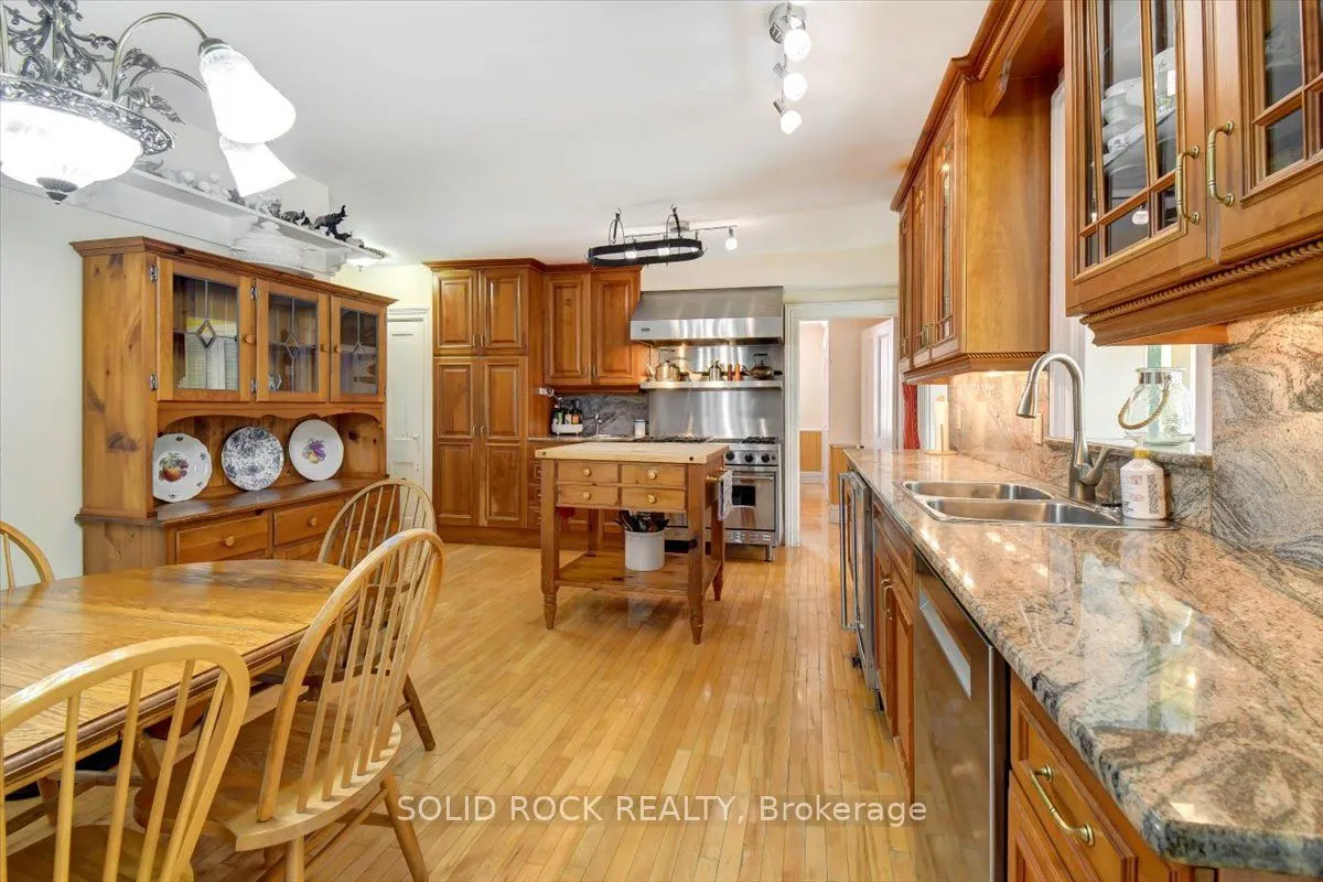 87 Booth Street N