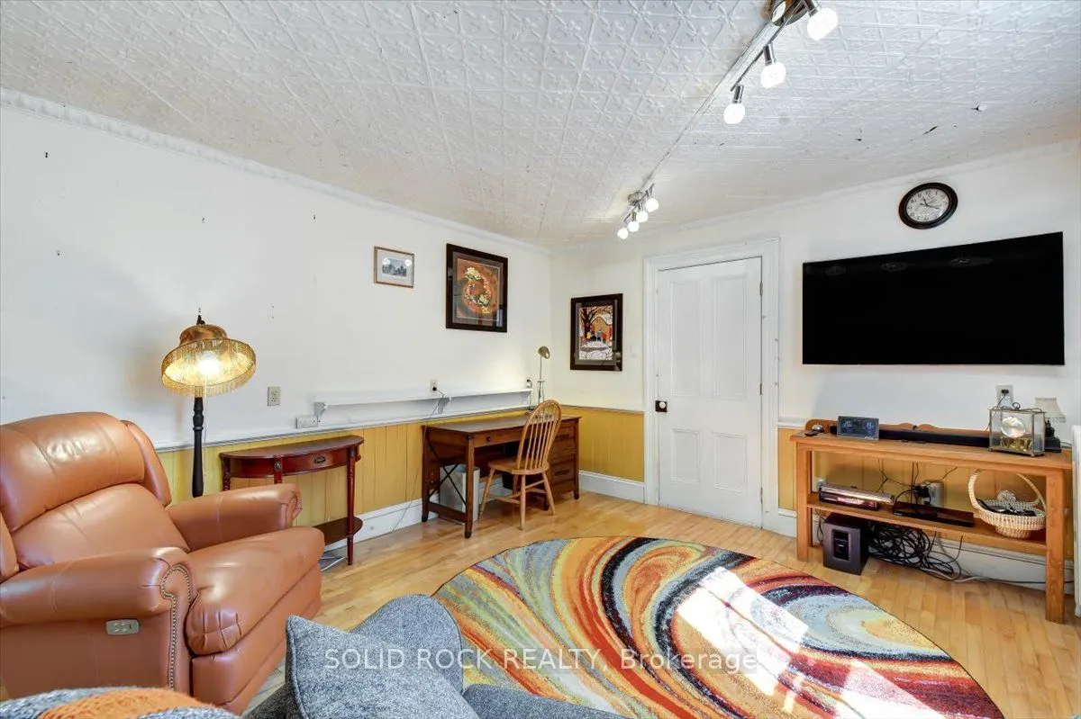 87 Booth Street N